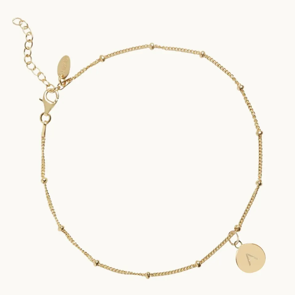 Muru Jewellery Mini Disc Initial nilkkakoru kulta kaiverrettava