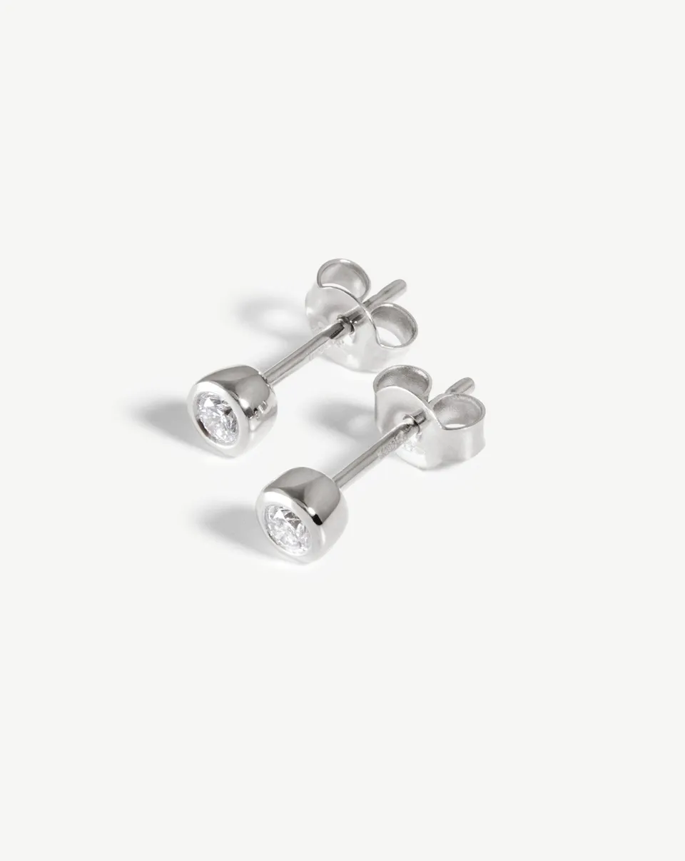 Missoma Classic Solitaire nappikorvakorut 9ct valkokulta 0,20ct timantti