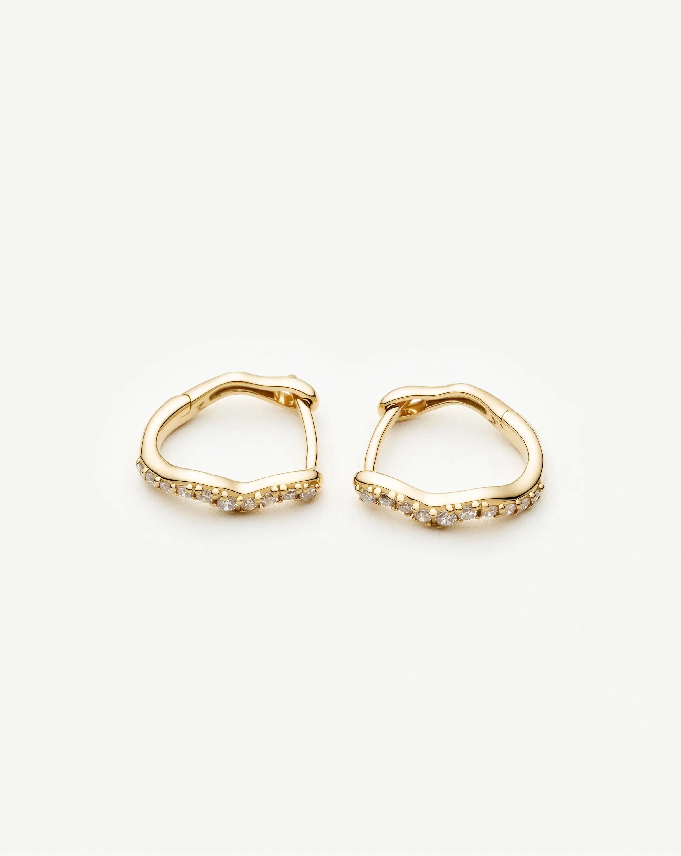 Missoma Molten Snow huggie-korvakorut 9ct kulta timantti
