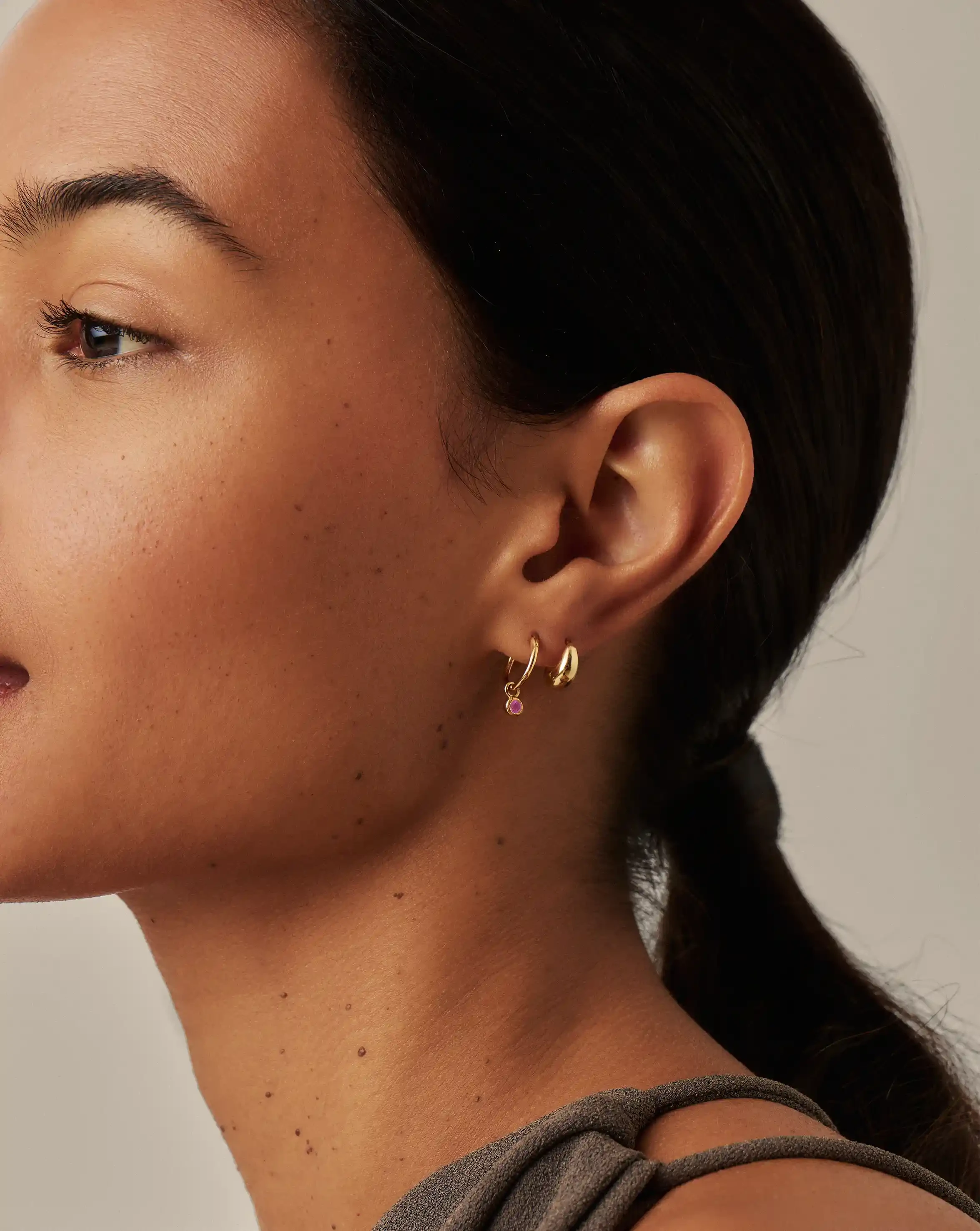 Missoma July Birthstone hoop-korvakorut rubiini kullattu