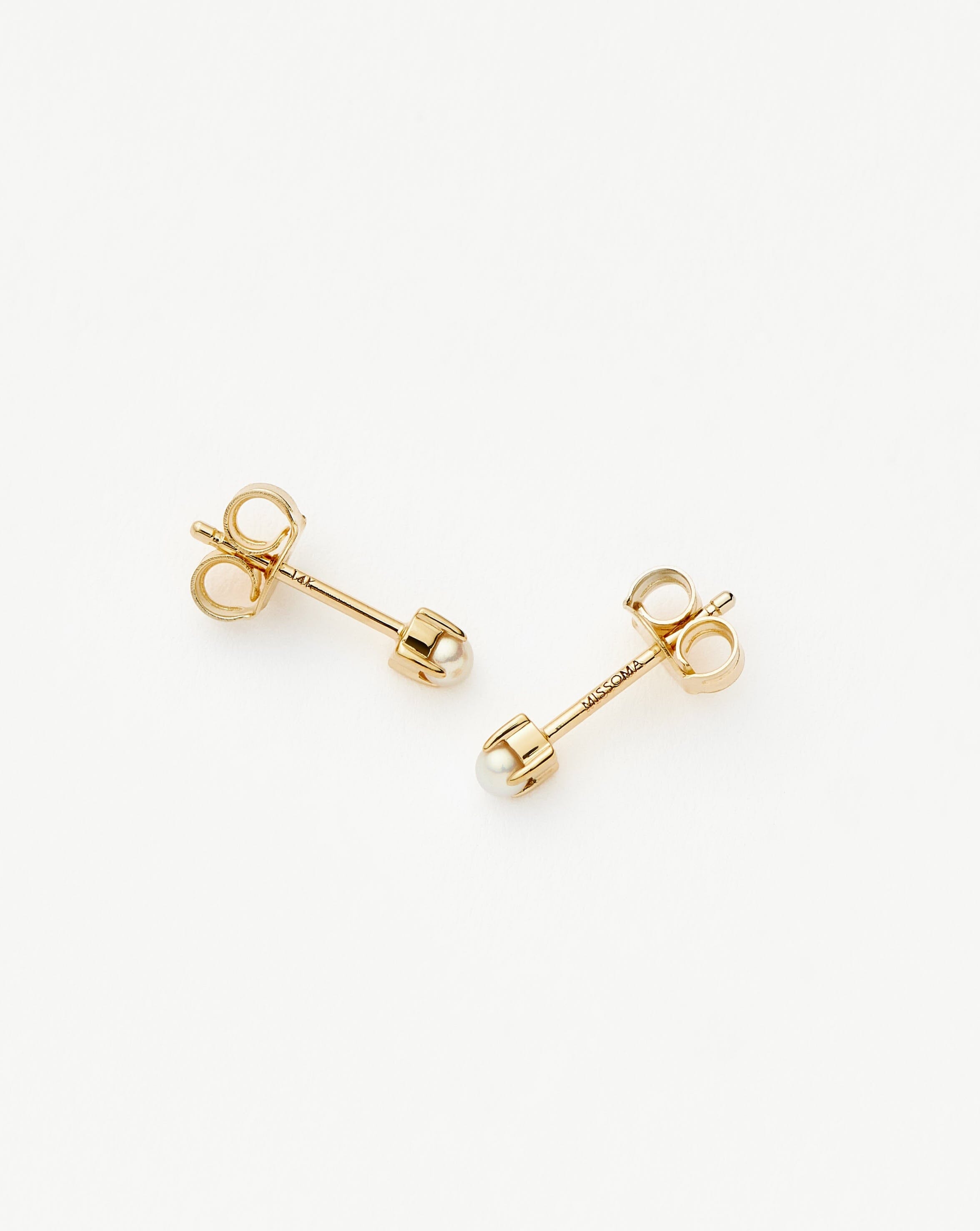 Missoma Pearl Stud korvakorut 9k kulta helmi