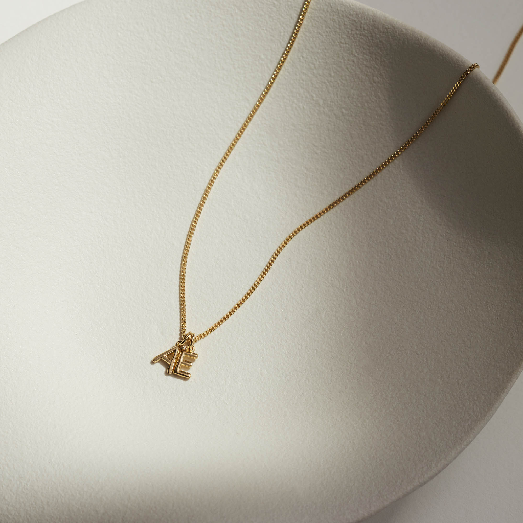 Muru Jewellery Mini Double Letter kaulakoru kulta tuplakirjain