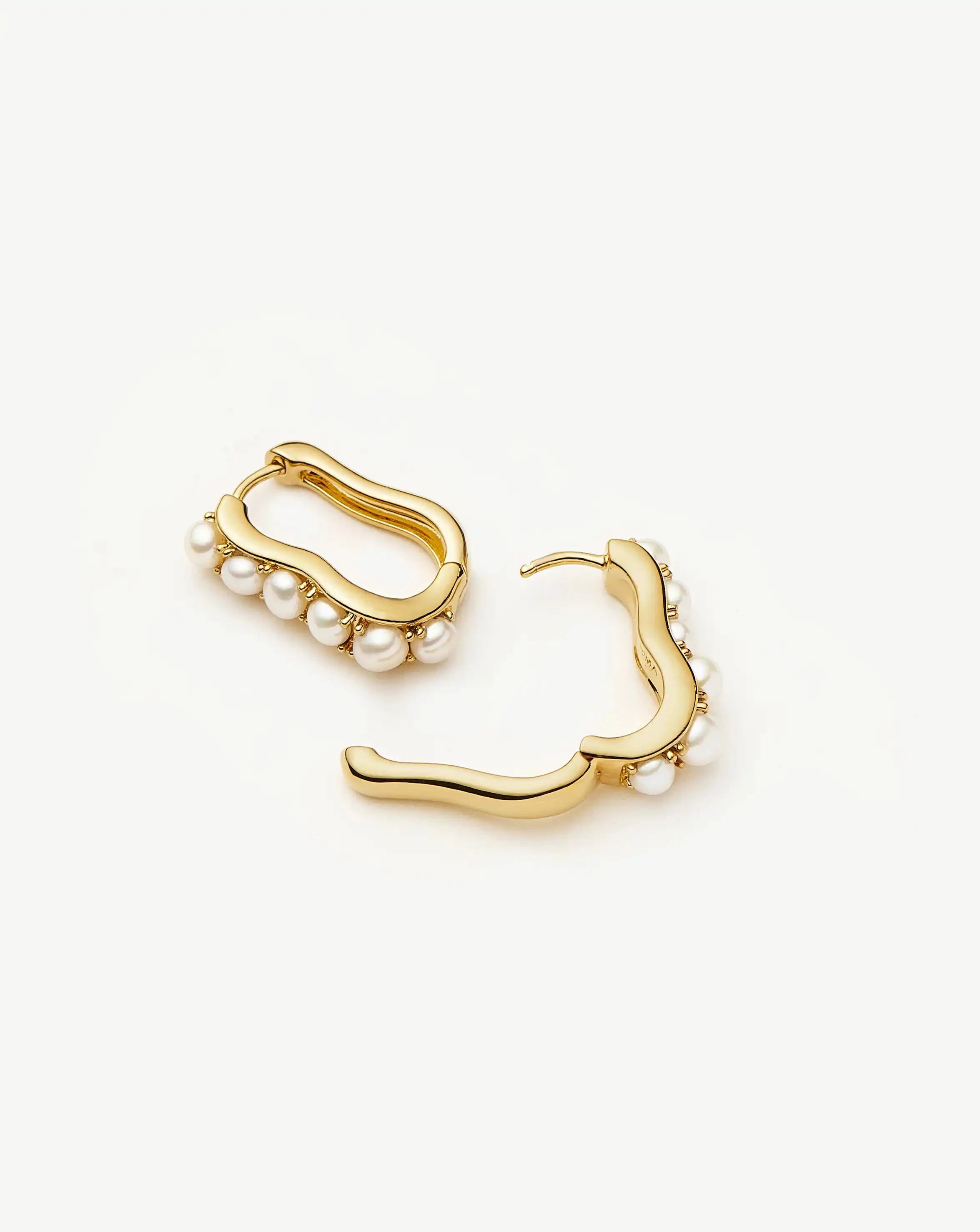 MISSOMA Pearl Wave Small Hoop korvakorut kulta helmi