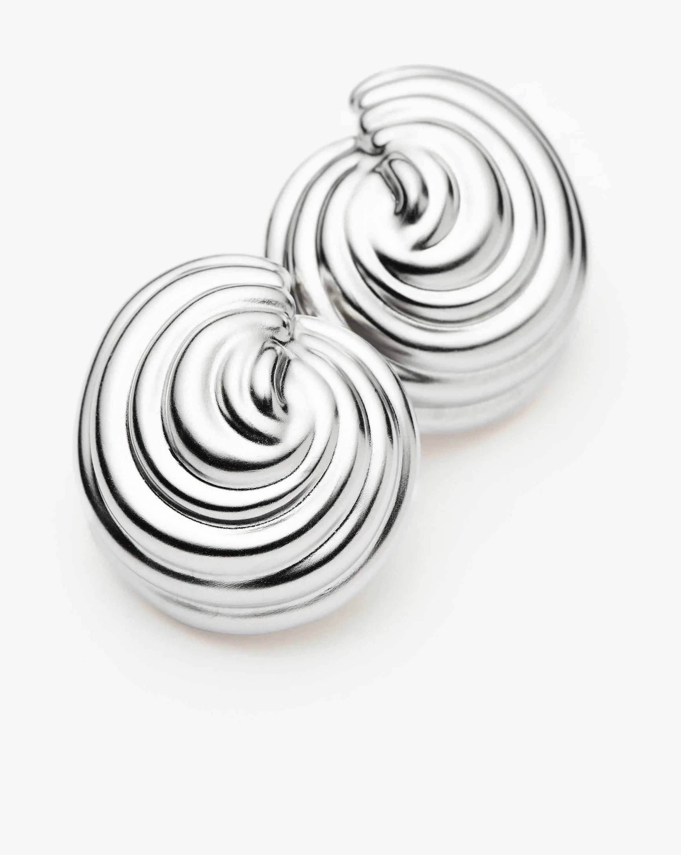 MISSOMA Spiral Dome Oversized nappikorvakorut hopeoitu kookas