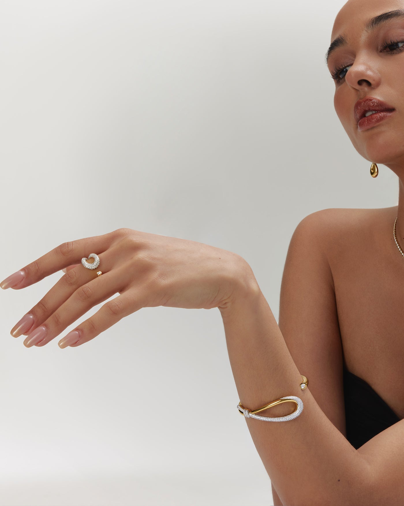 Ania Haie Pavé Knot Cuff rannekoru kulta