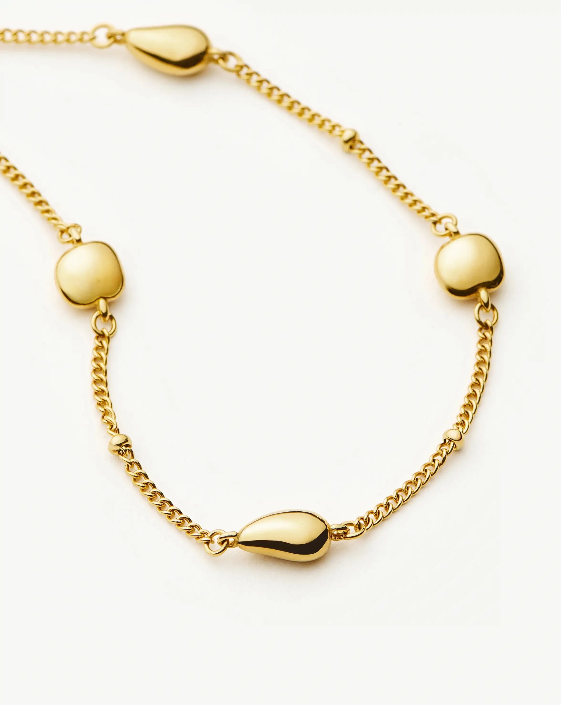 MISSOMA Molten Teardrop Multi Charm rannekoru S/M 18,5cm kullattu
