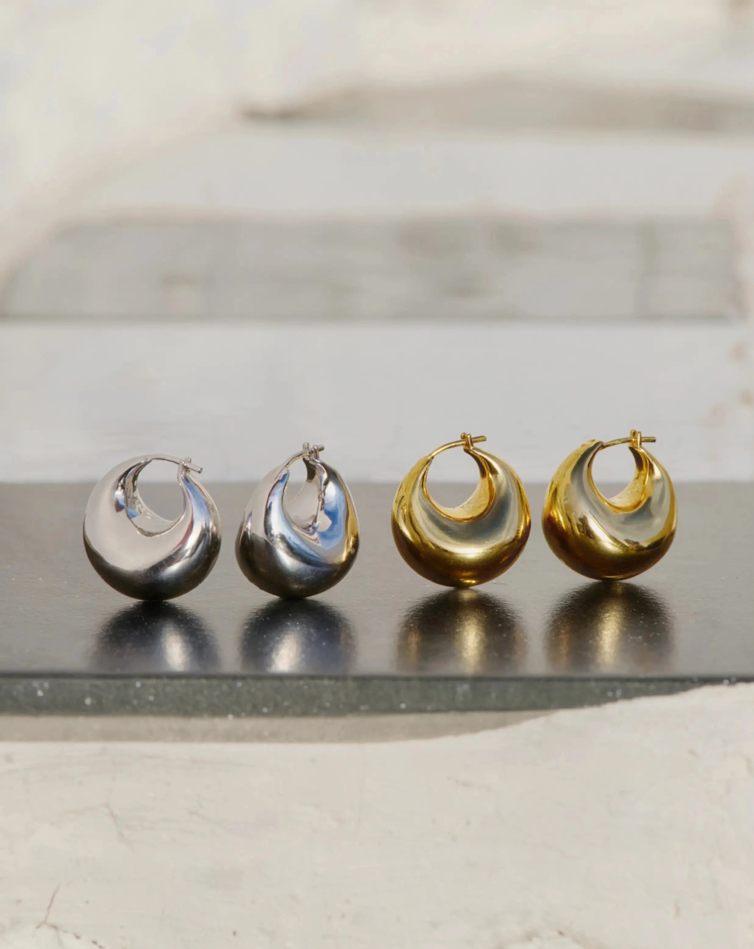 MISSOMA Sculptural Chubby Dome rengaskorvakorut kulta