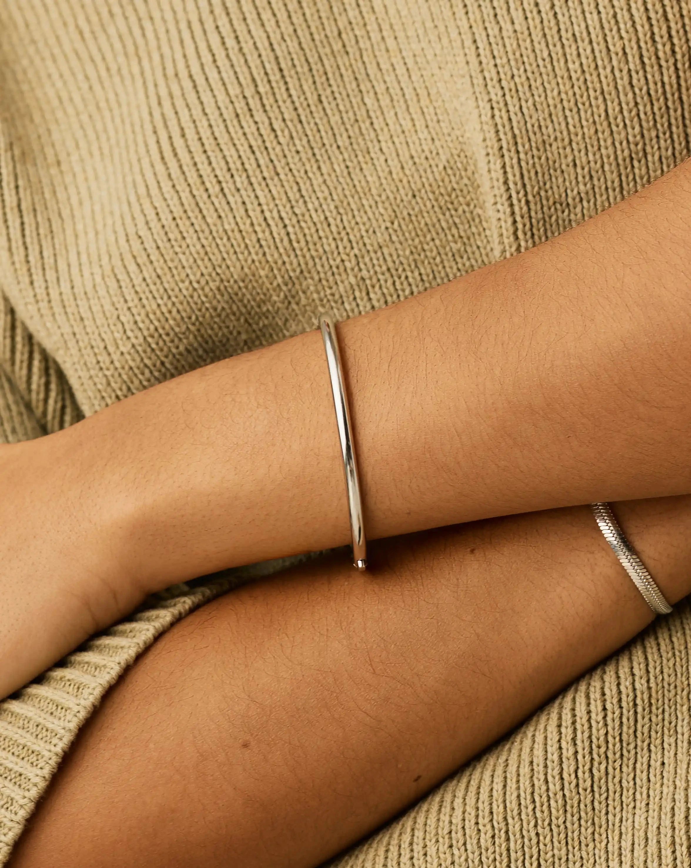 Missoma Classic Round Hinged Bangle rannekoru platina