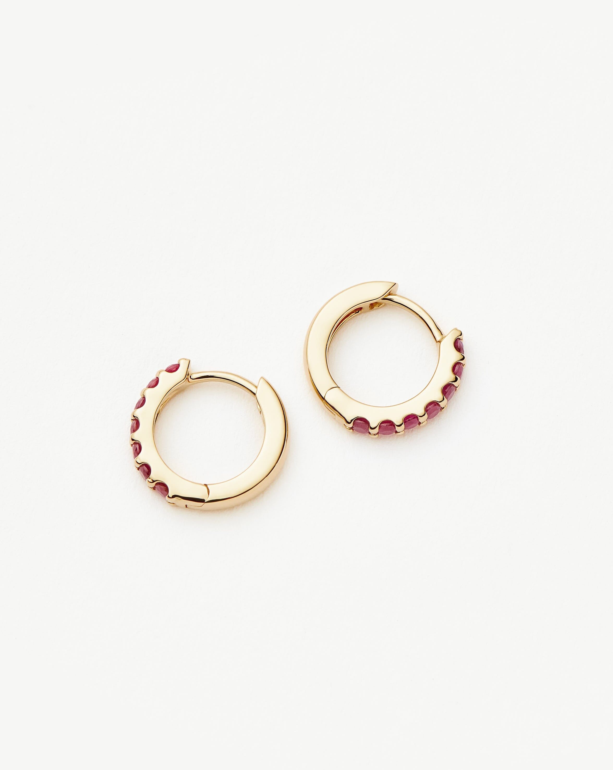 Missoma Ruby Huggies korvakorut 9ct kulta rubiini