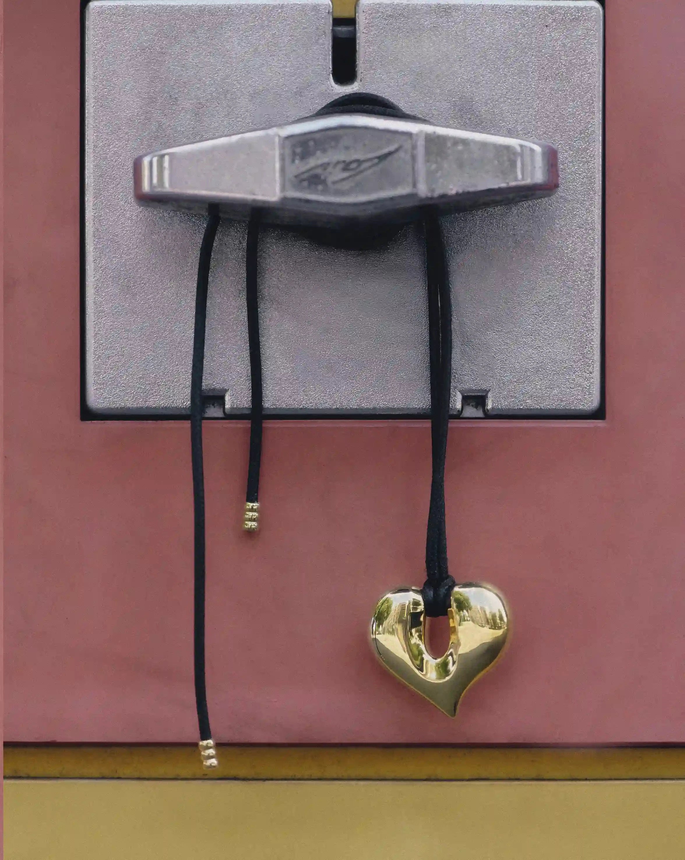 MISSOMA Molten Heart Pendant Cord kaulakoru kullattu musta nauha
