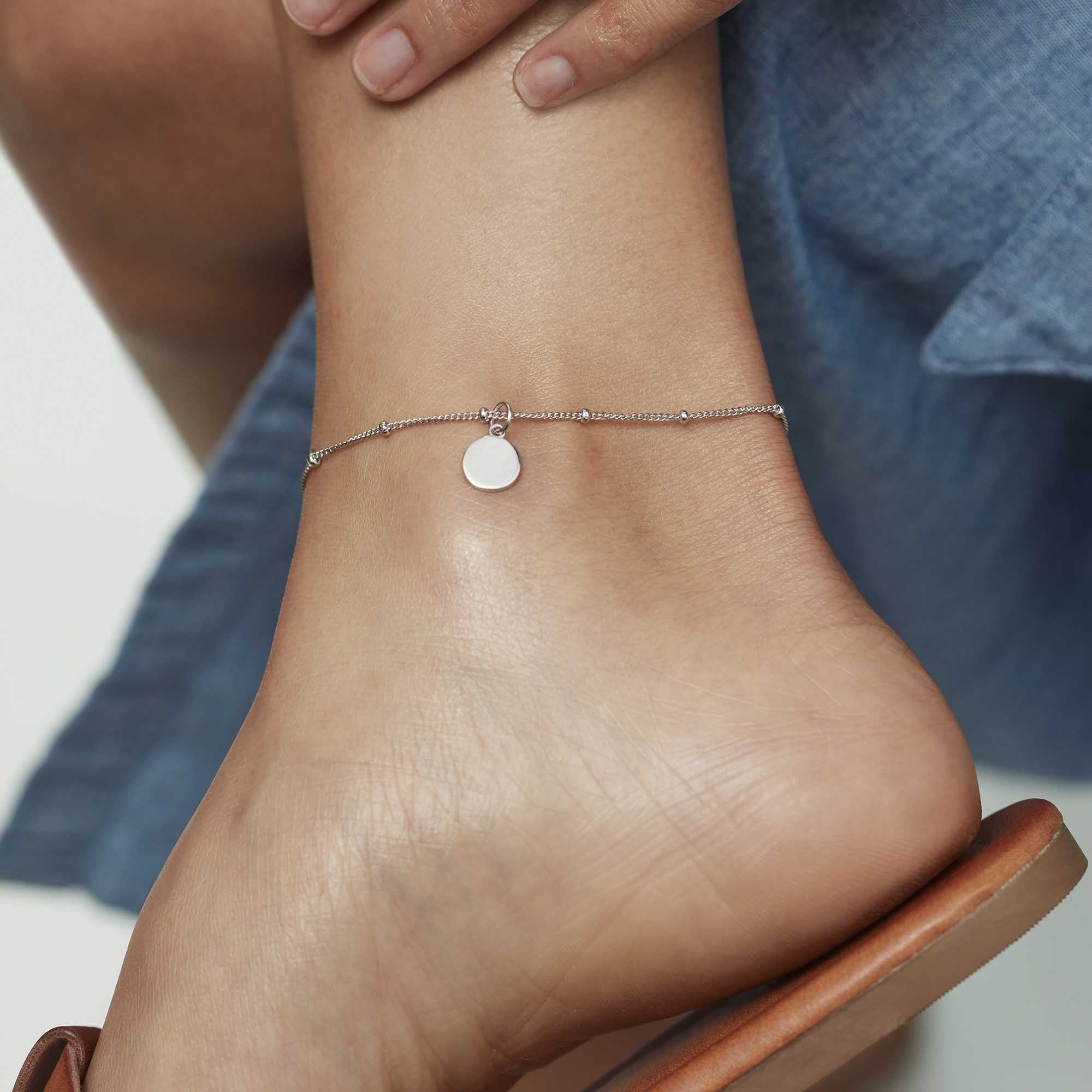 Muru Jewellery Mini Disc Initial nilkkakoru kulta kaiverrettava