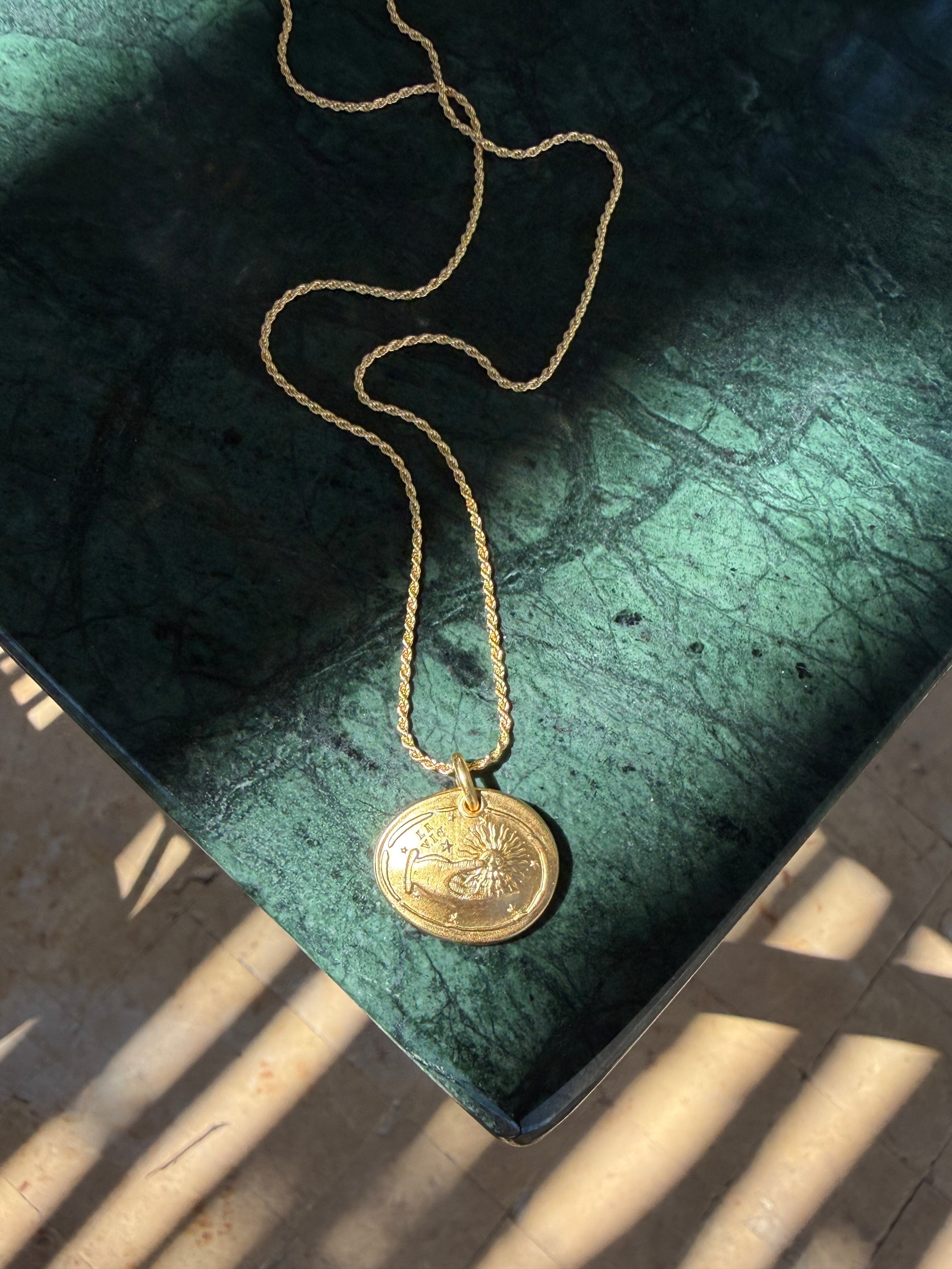 Missoma Fortune Talisman riipus kullattu kaiverrettava