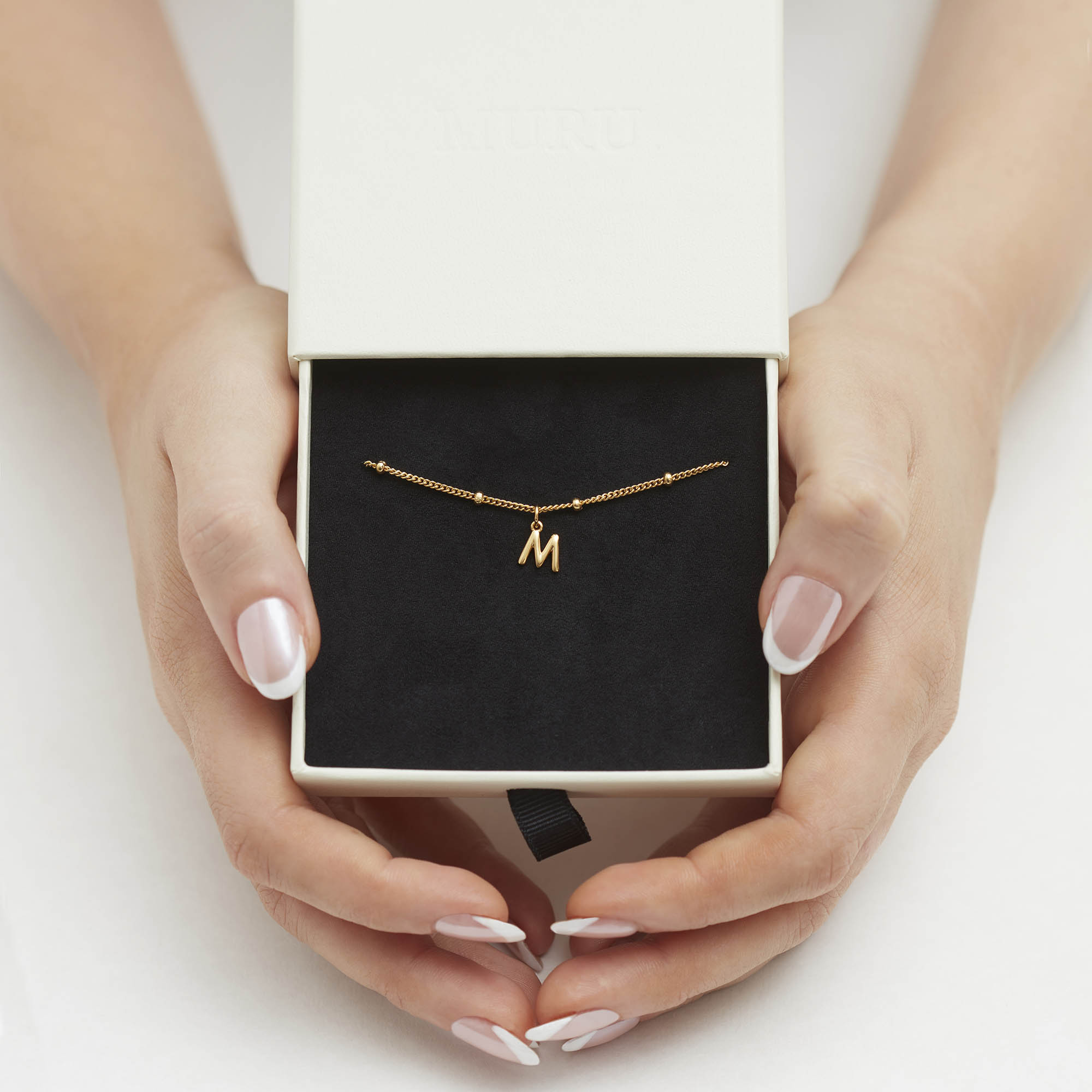 Muru Jewellery Little Love Letter rannekoru kulta kirjain