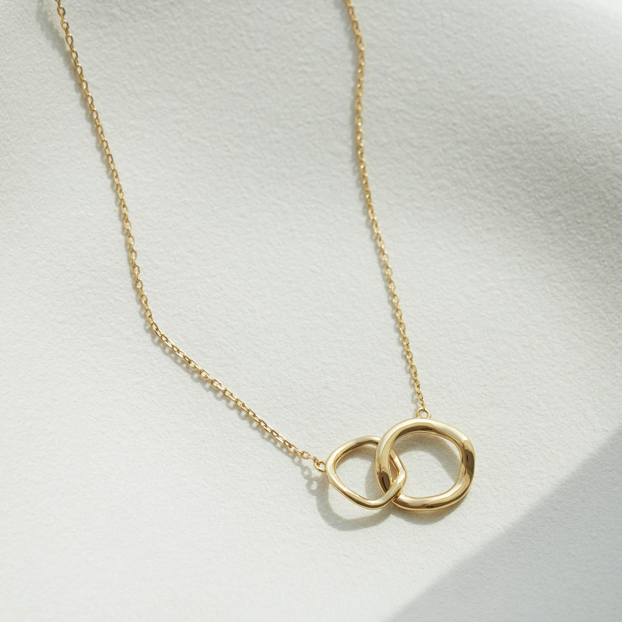 Muru Jewellery Connected kaulakoru kulta kullanvärinen