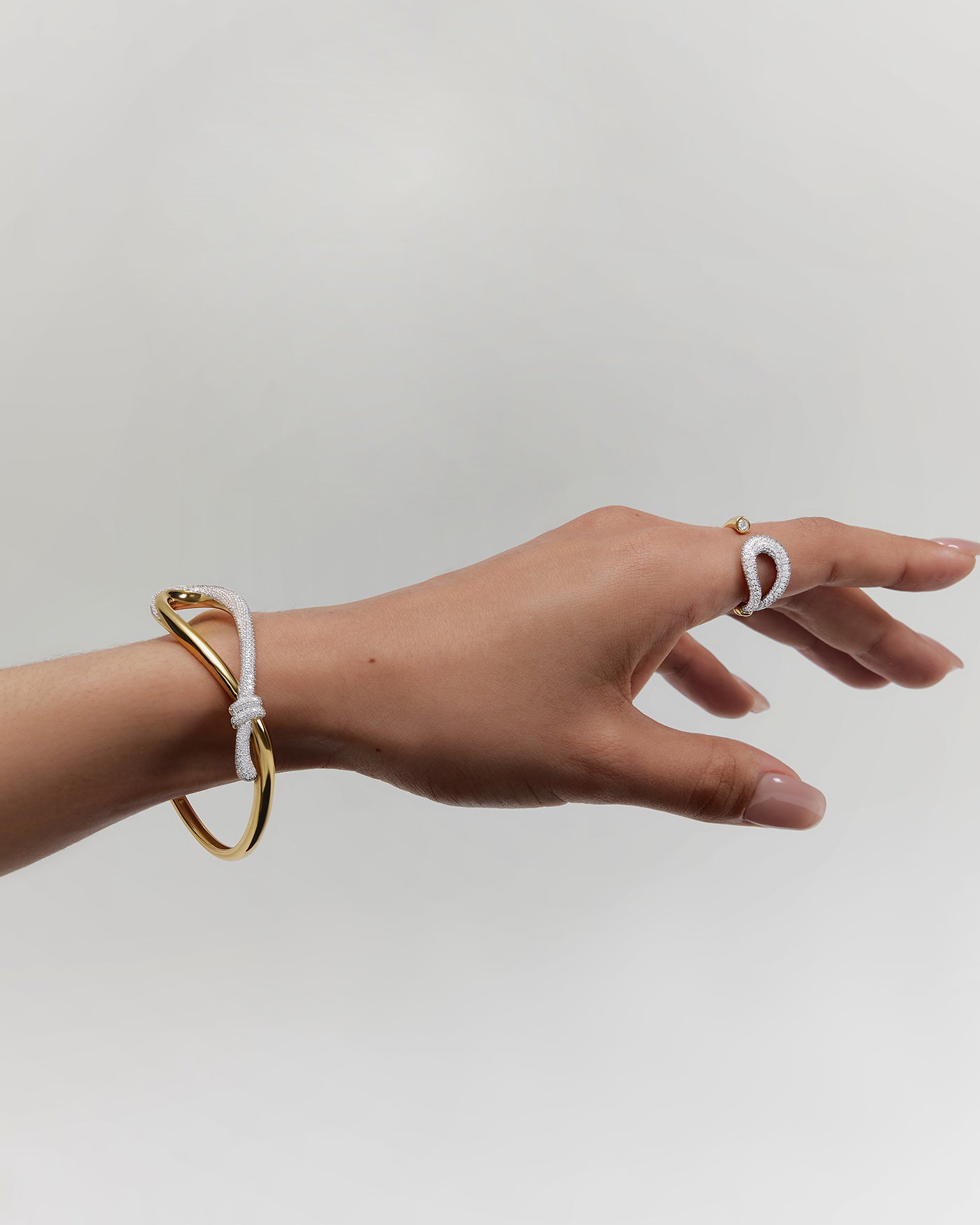 Ania Haie Pavé Knot Cuff rannekoru kulta