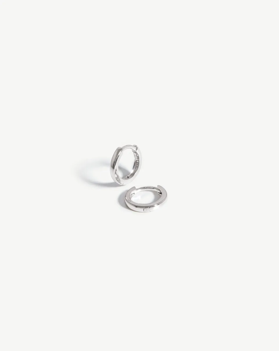 Missoma Classic Huggies rengaskorvakorut 9ct valkokulta 10mm