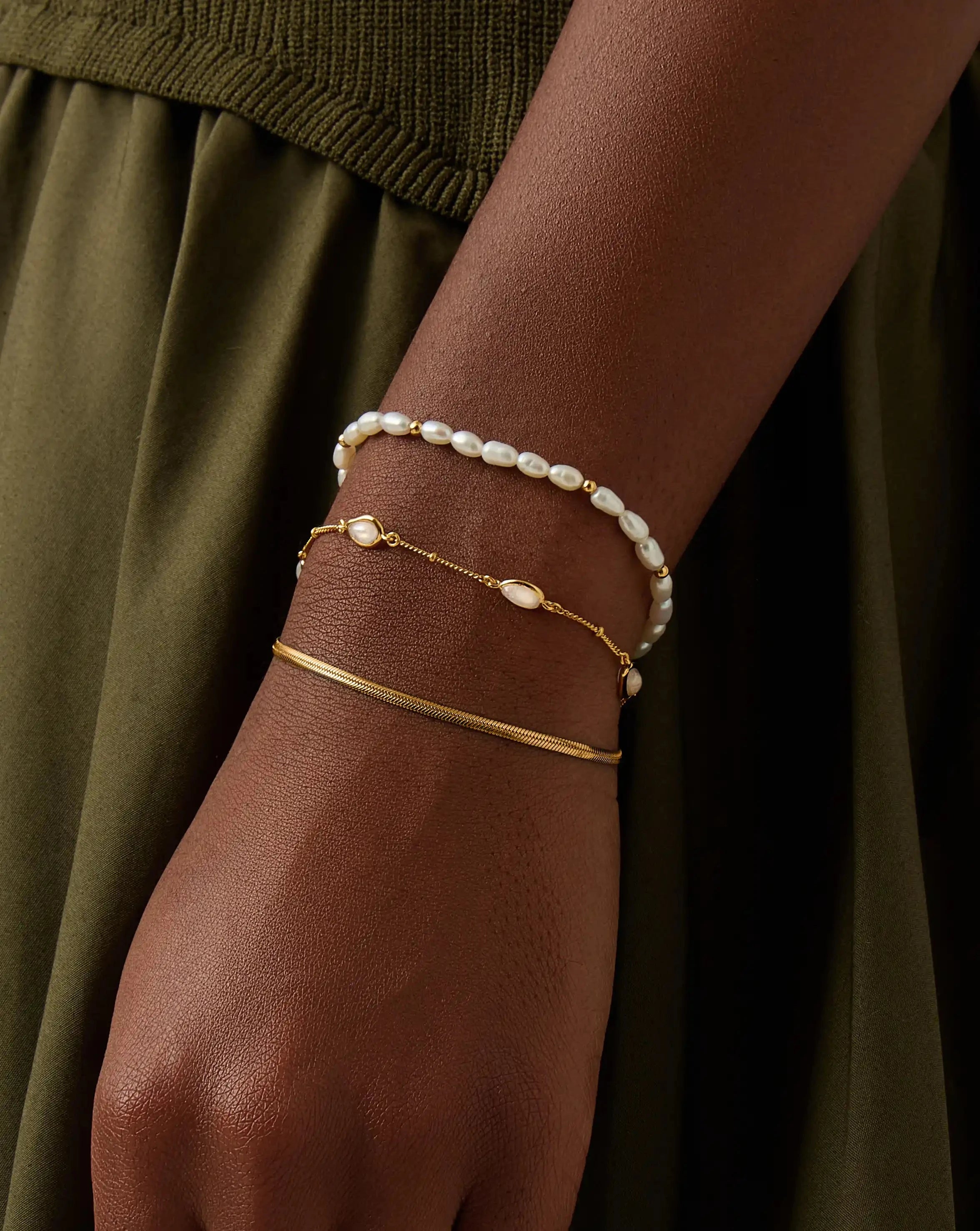 Missoma Pearl-fect Trio rannekorusetti kullattu helmi