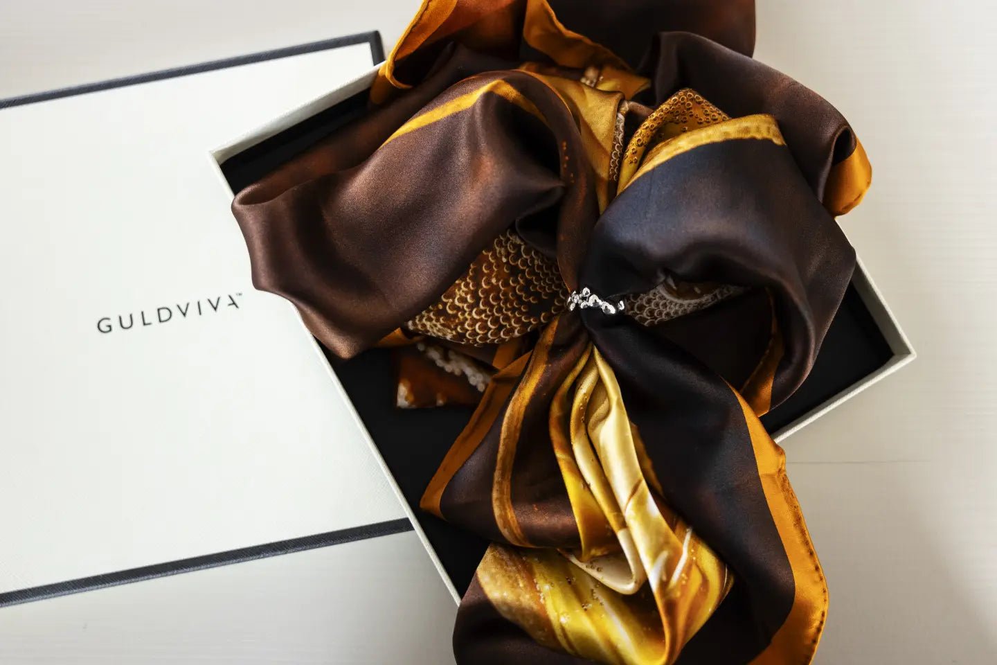 Guldvivan Celebrate huivi 90x90 silkki