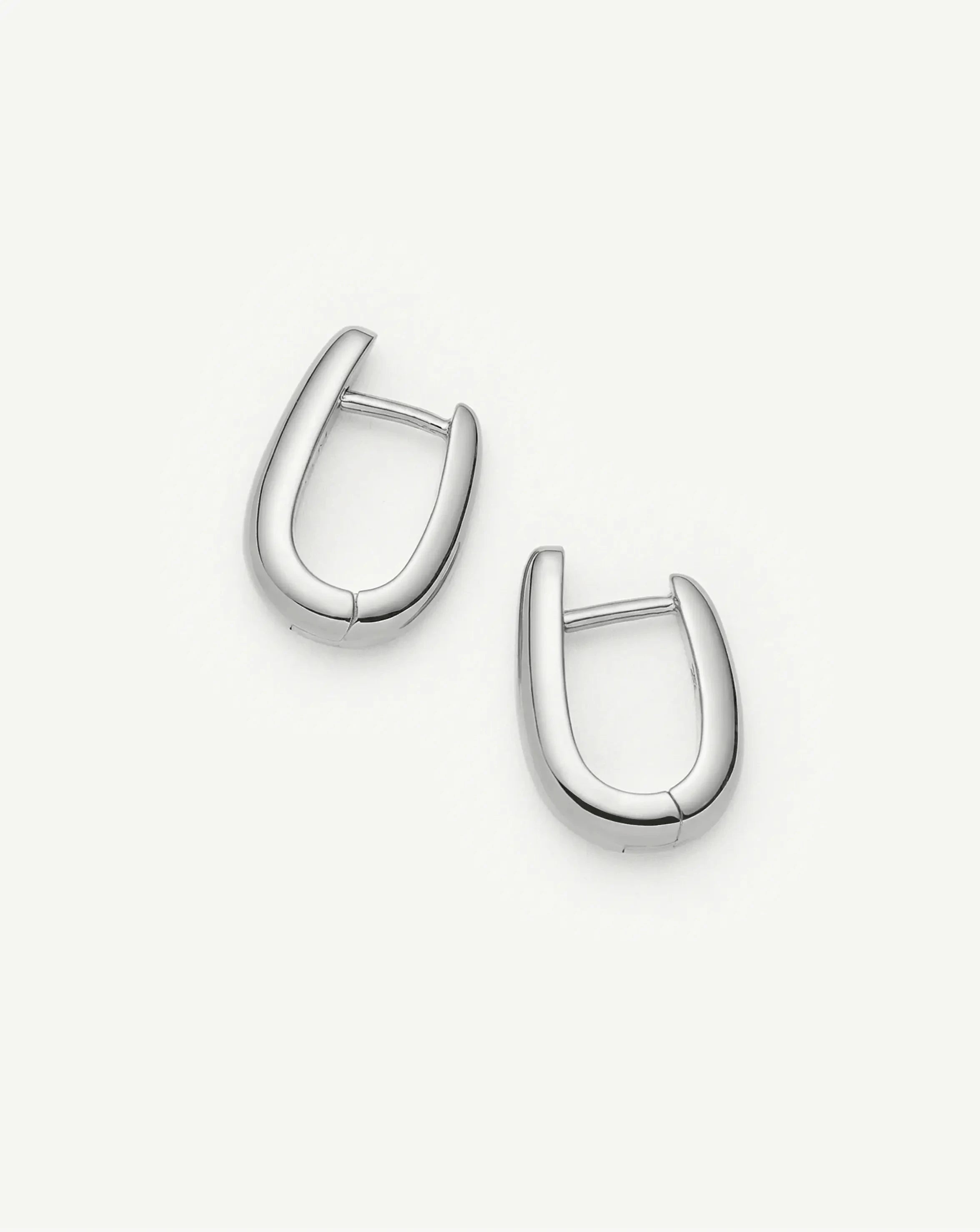 Missoma Claw huggie-korvakorut hopeoitu