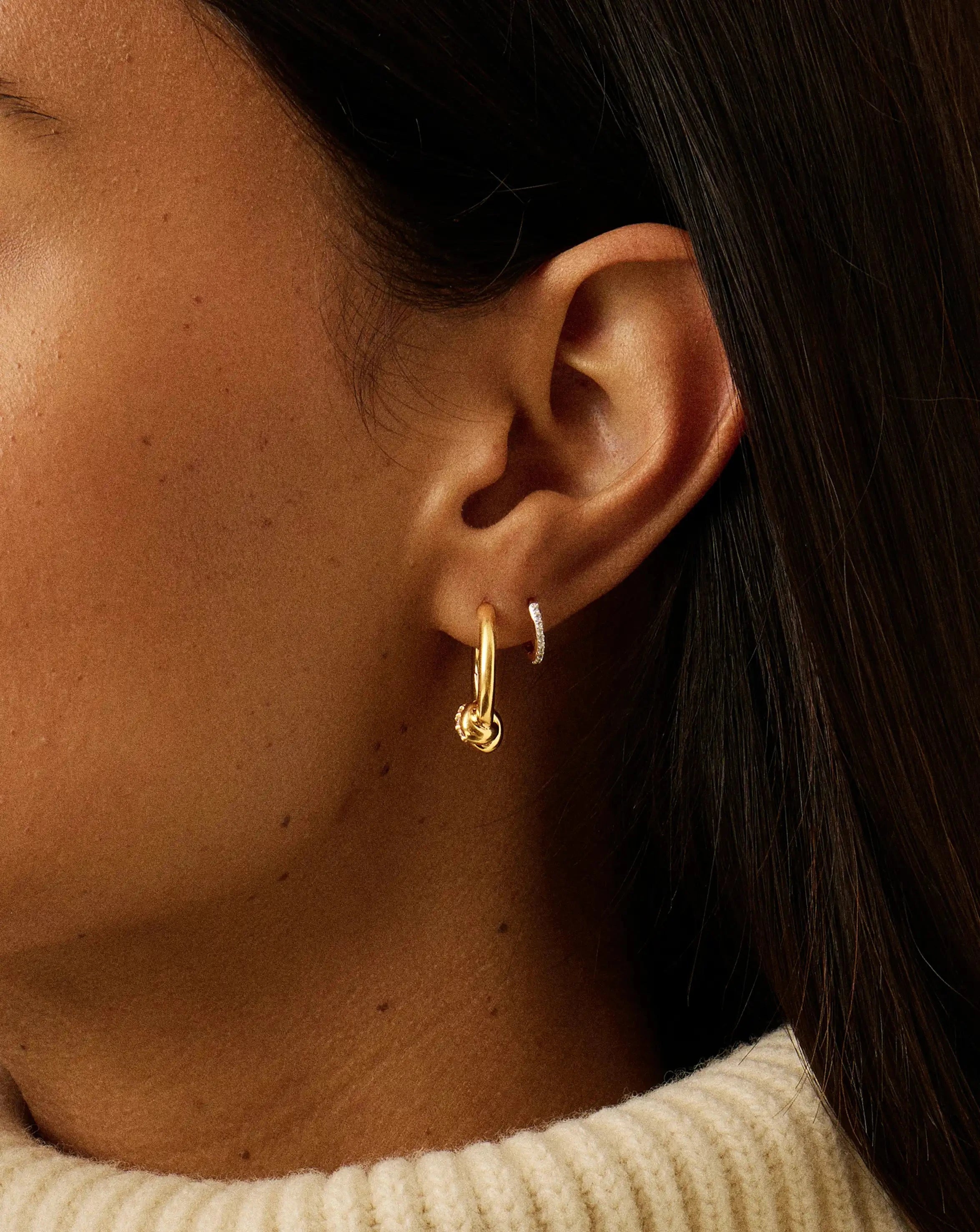 Missoma Lucy Williams Pavé Knot Small Hoop korvakorut kullattu zirkonia