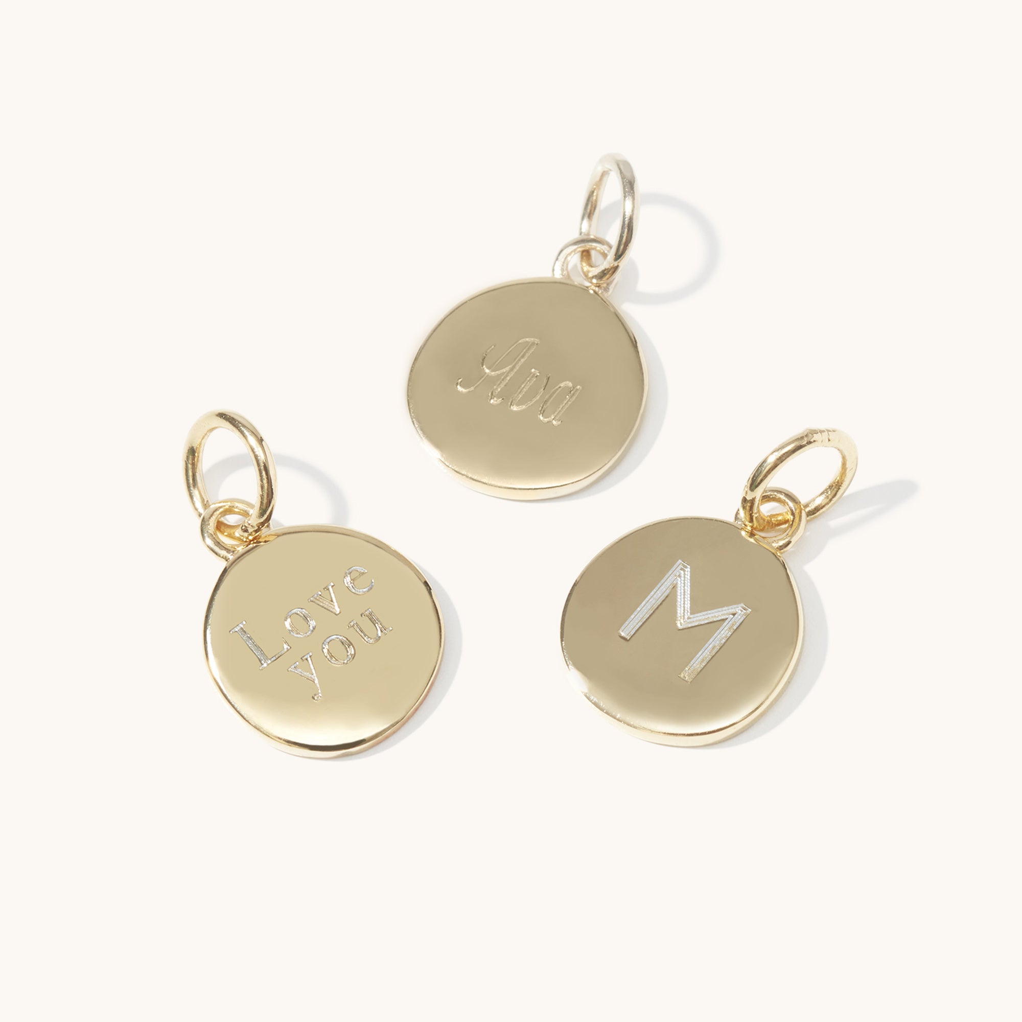 Muru Jewellery Disc & Letter kaulakoru kulta 18" kaiverrettava