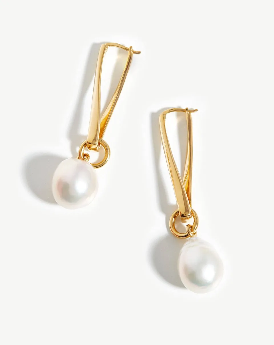 Missoma Baroque Pearl Twisted Drop helmikorvakorut kulta