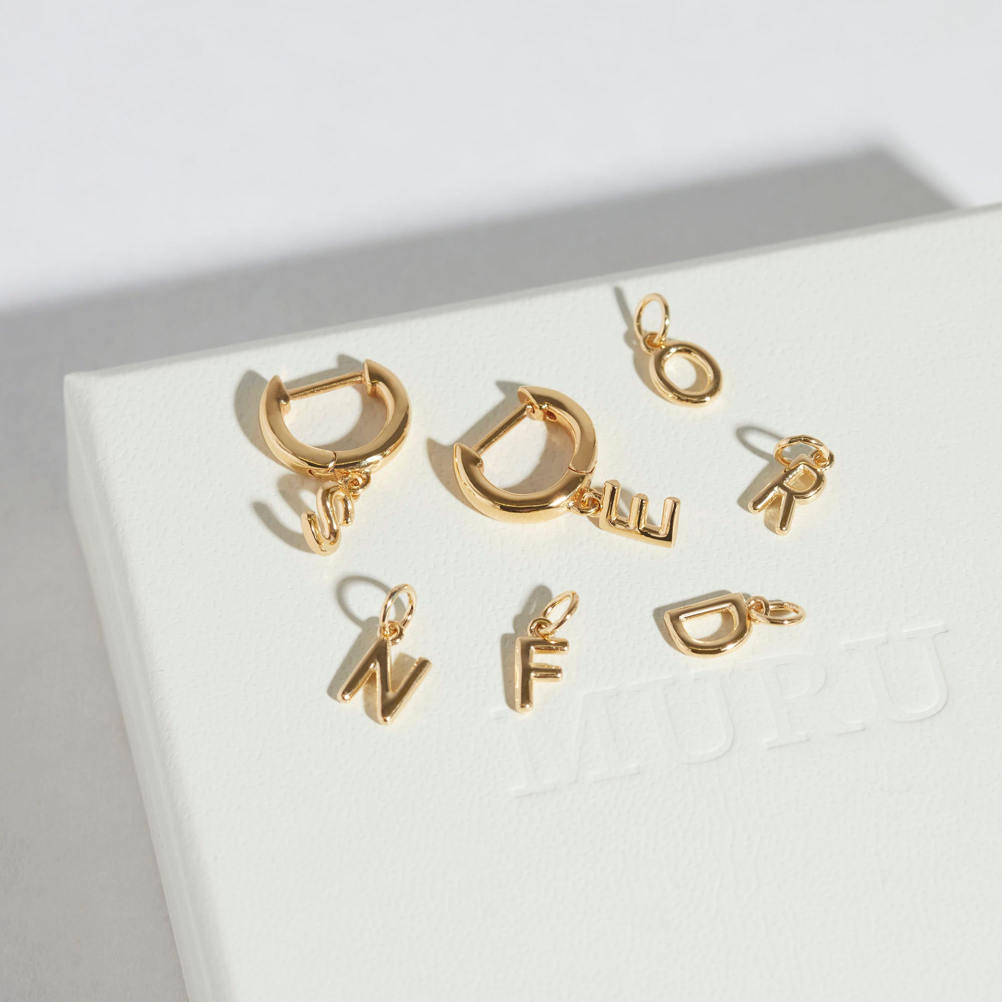 Muru Love Letter Hoops korvakorut kulta kirjain