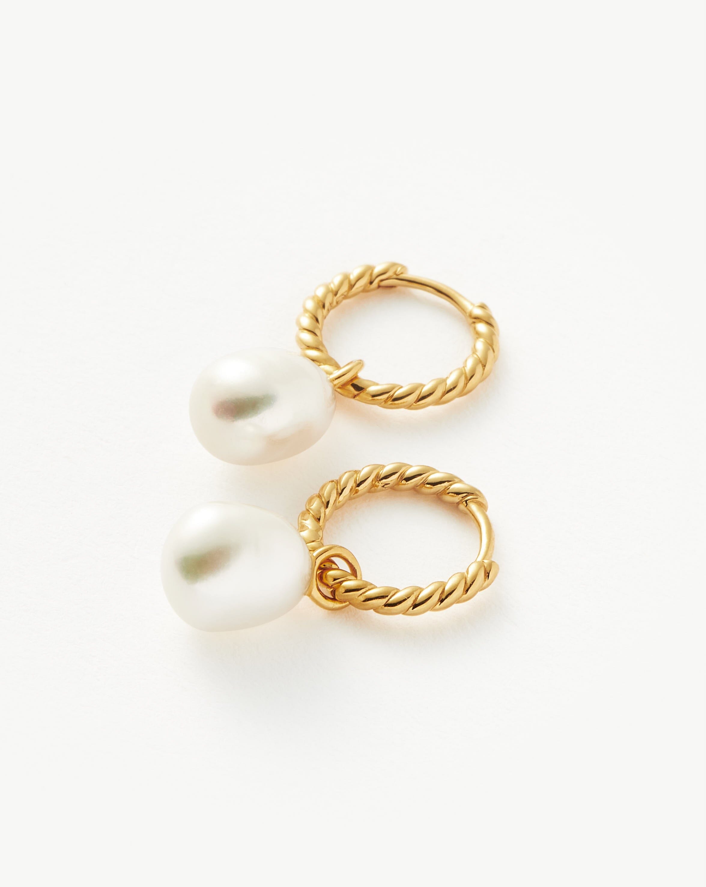 Missoma Pearl Twisted Small Drop Hoop korvakorut helmi