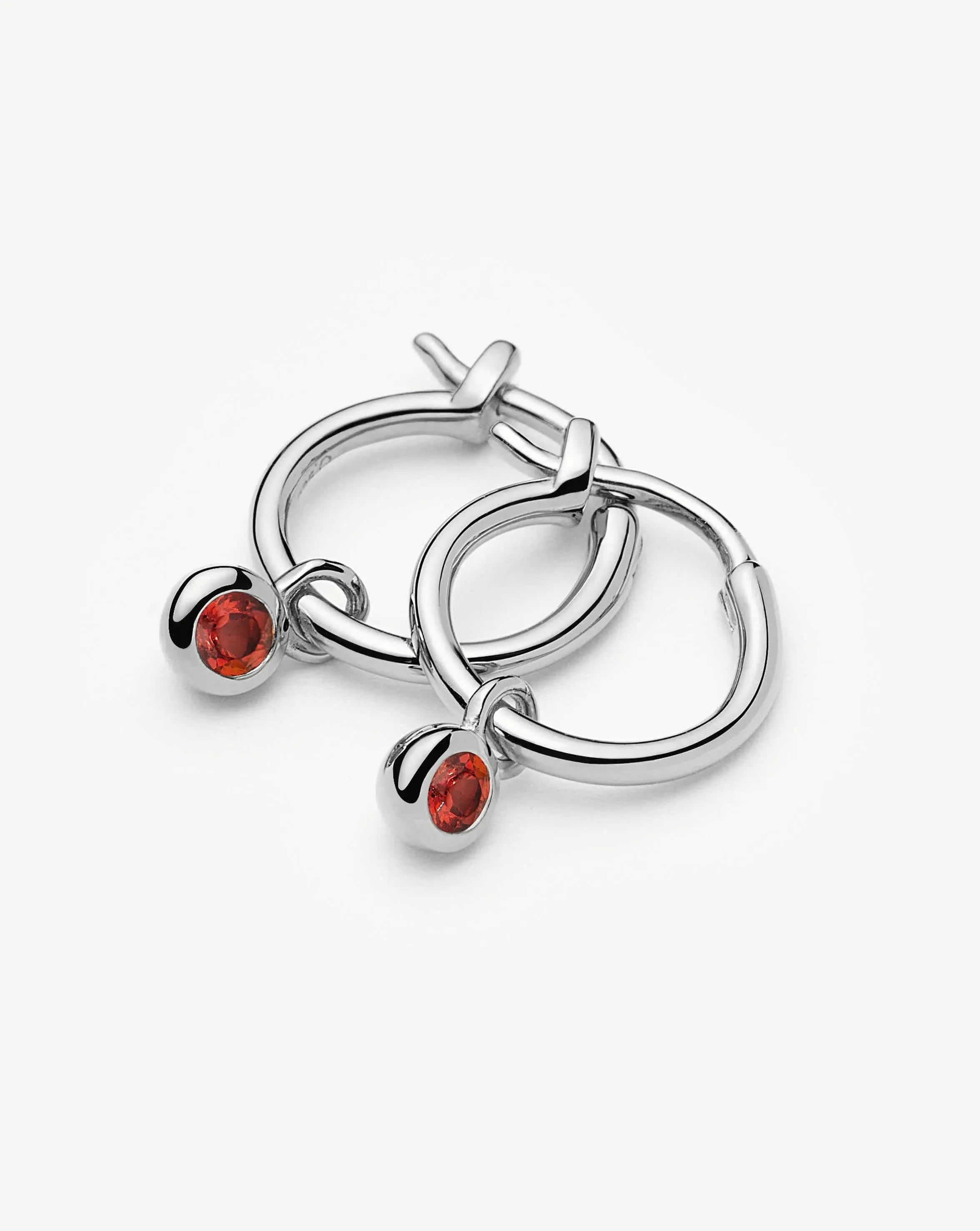 Missoma January Birthstone Mini Charm rengaskorvakorut hopeoitu granaatti