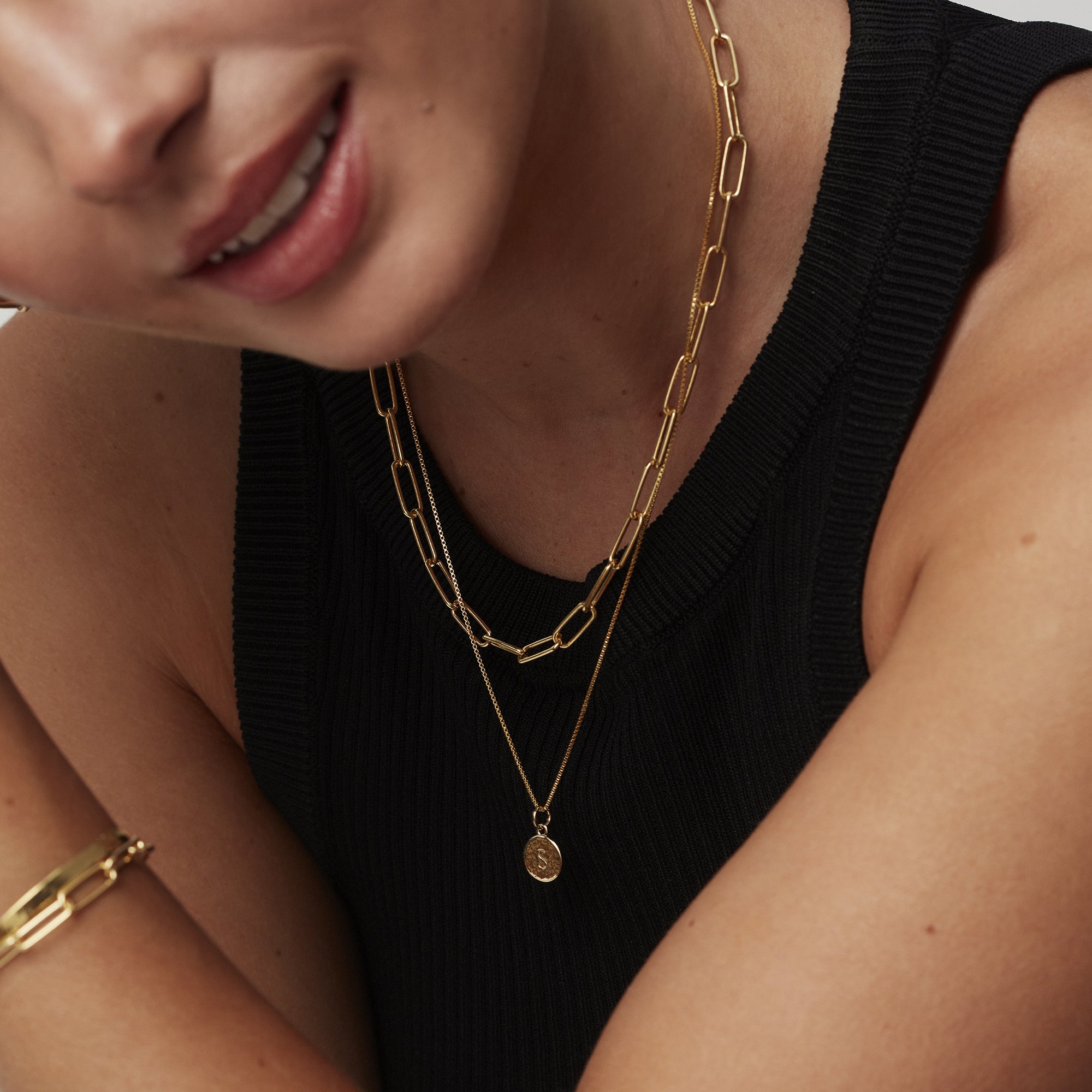 Muru Jewellery Initial Hammered Disc Curb Chain kaulakoru hopea