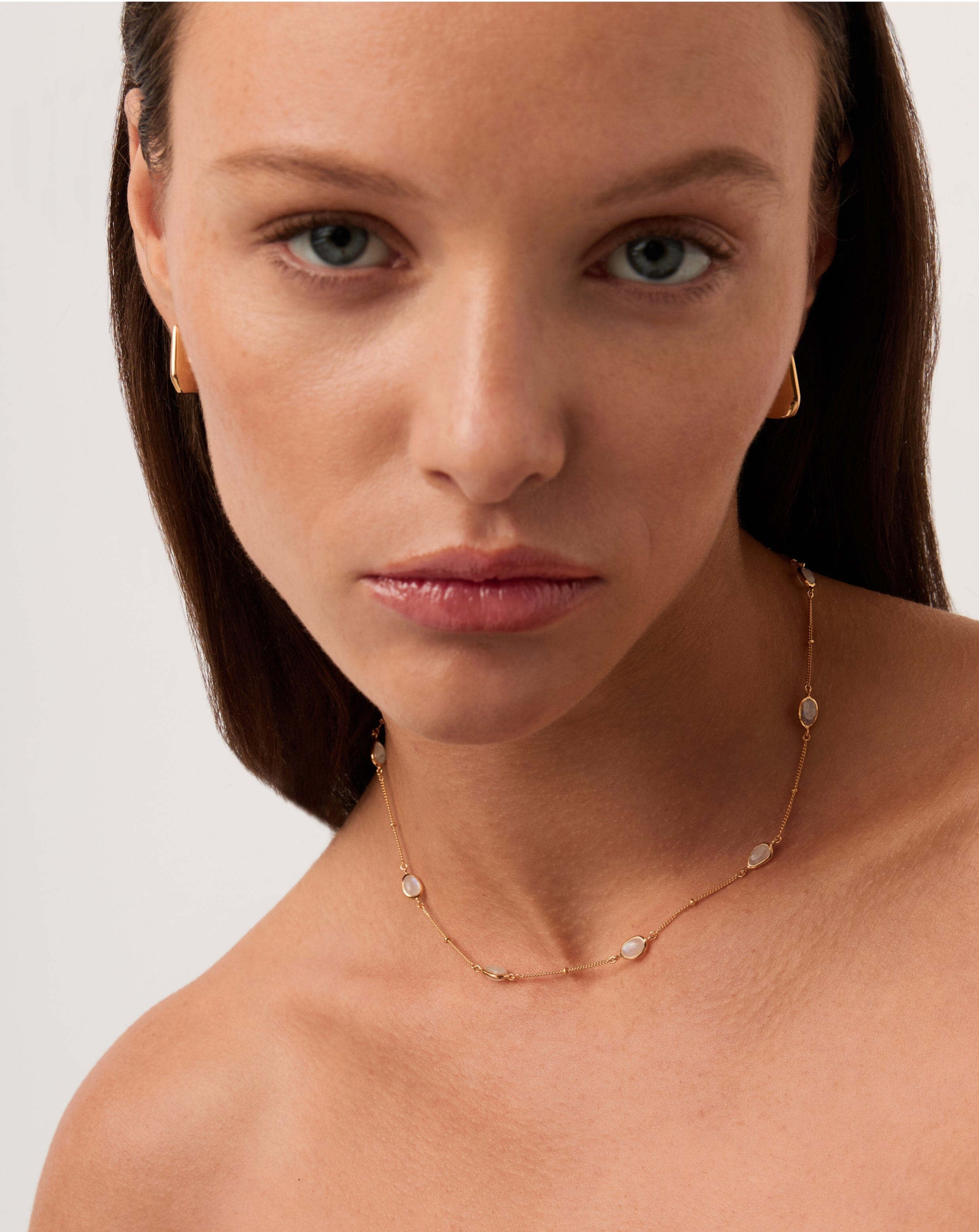 Missoma Magma Charm choker kuukivi kultavermeil