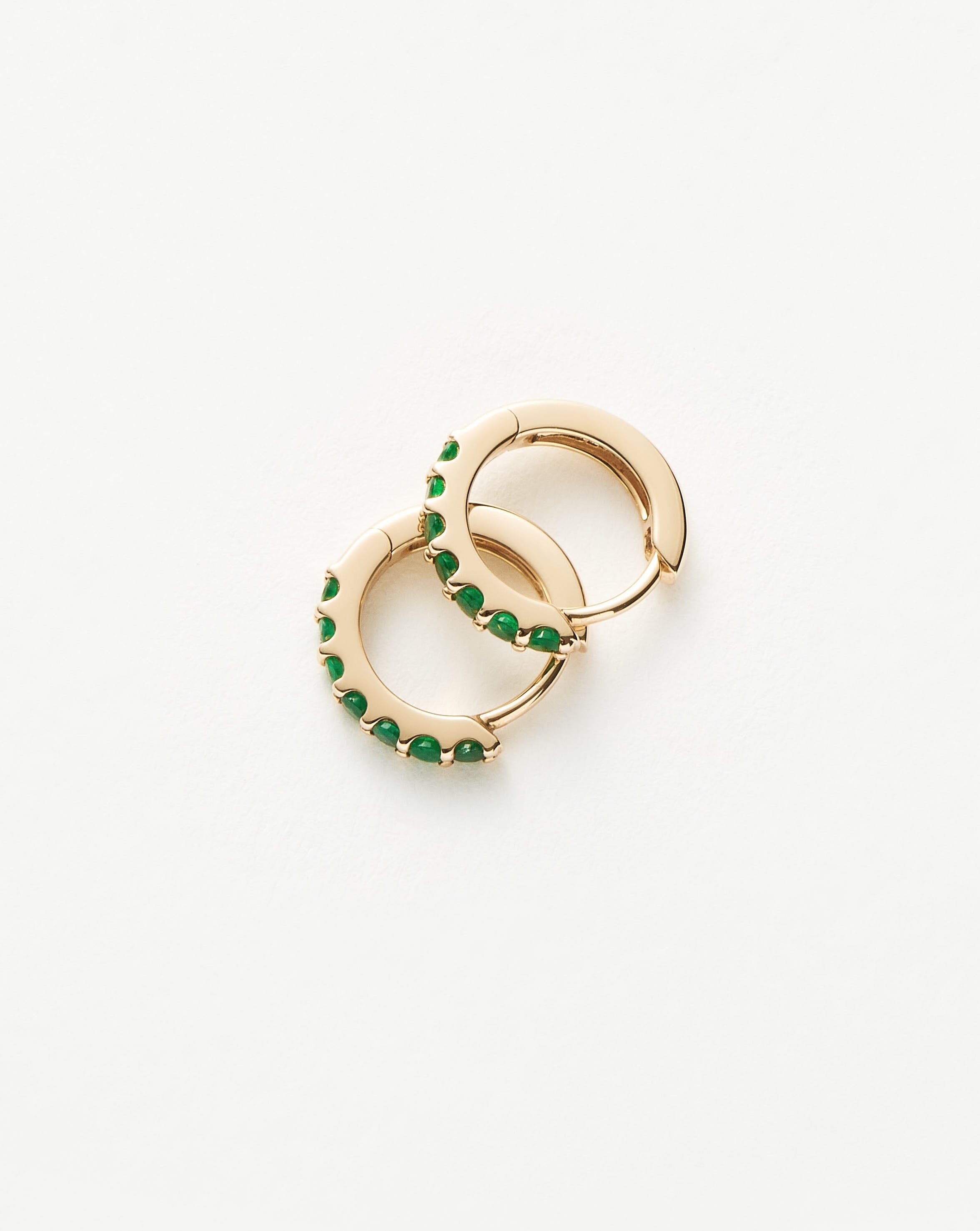 Missoma Emerald Huggies korvakorut smaragdi kulta