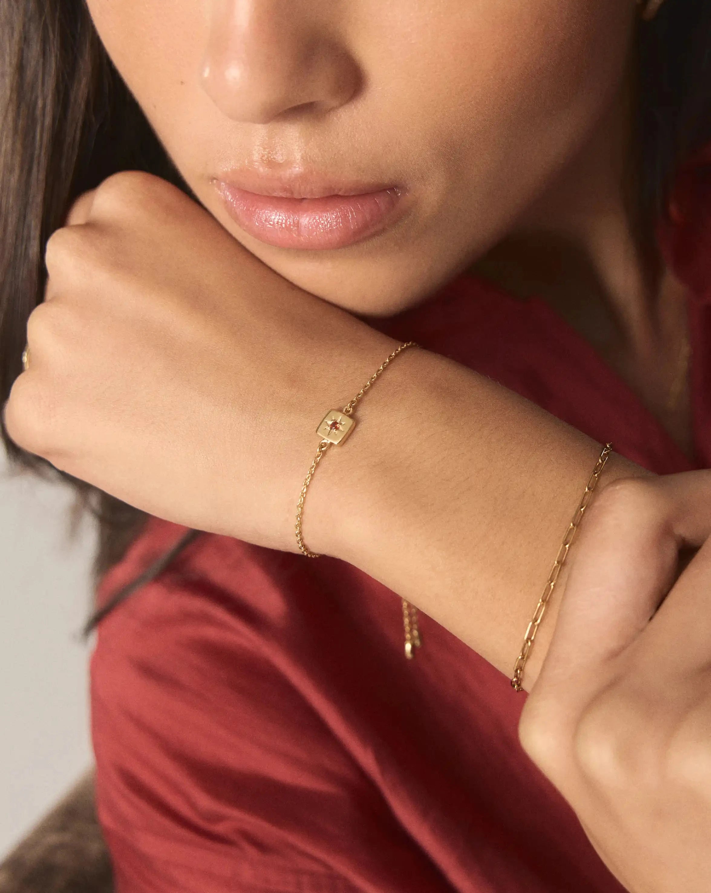 Missoma January Birthstone Slider rannekoru granaatti säädettävä