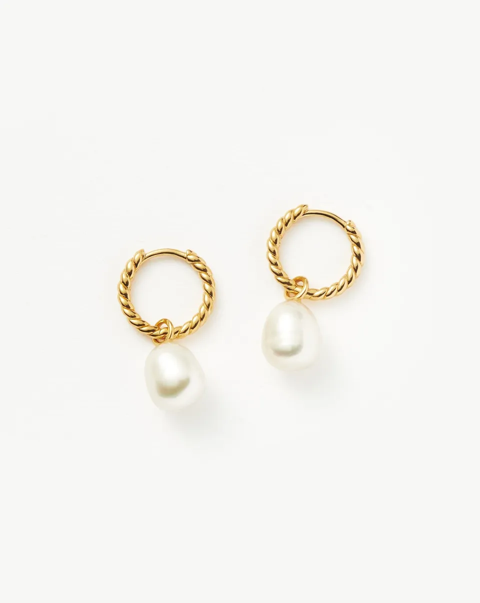 Missoma Pearl Twisted Small Drop Hoop korvakorut helmi
