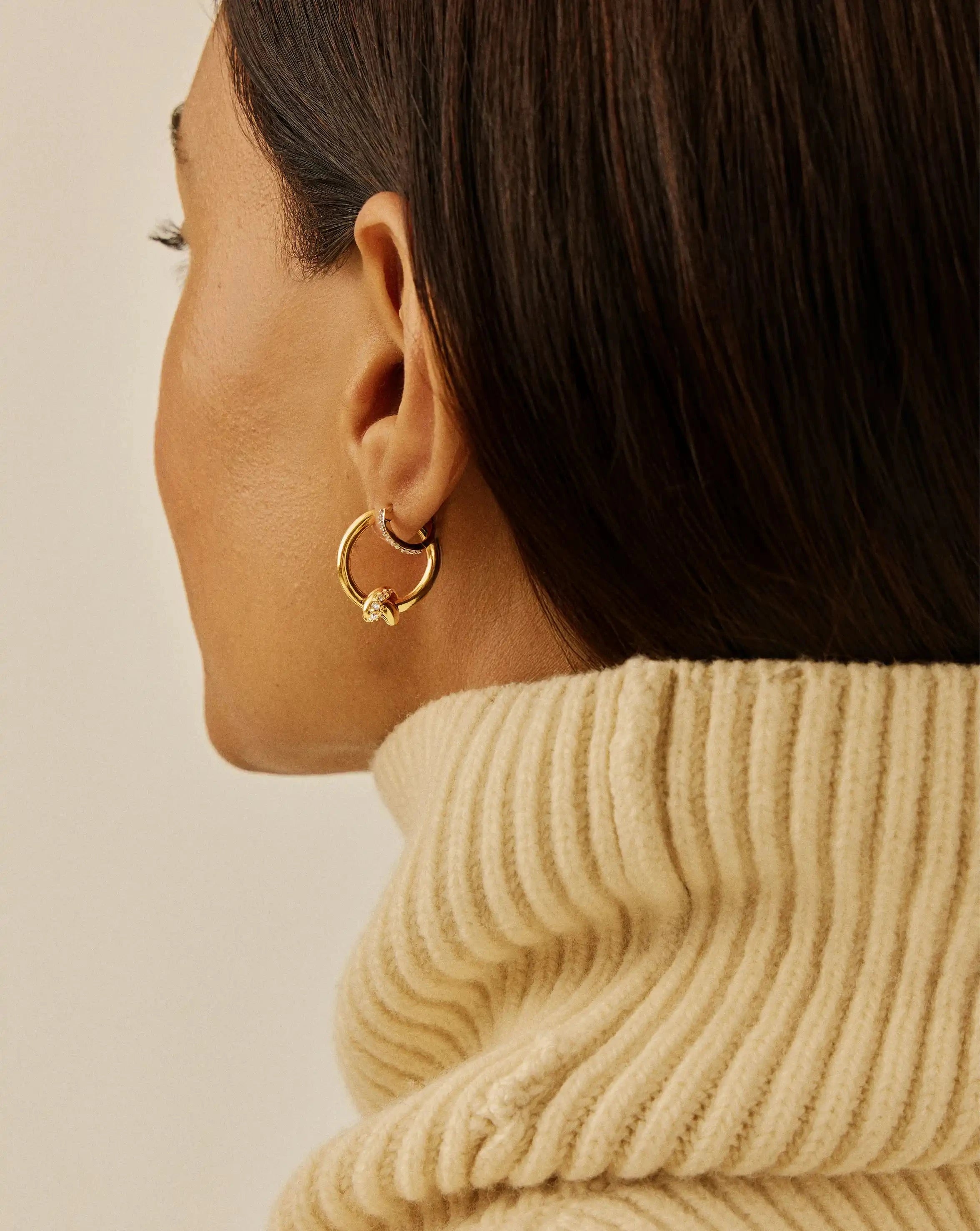 Missoma Lucy Williams Pavé Knot Small Hoop korvakorut kullattu zirkonia