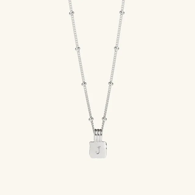 Muru Mini Initial Square Charm kaulakoru hopea kirjain