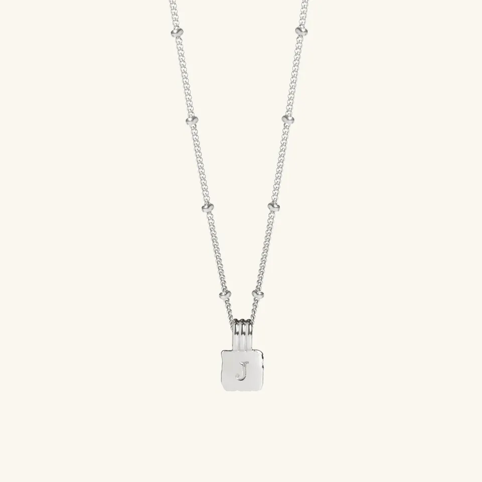 Muru Mini Initial Square Charm kaulakoru hopea kirjain