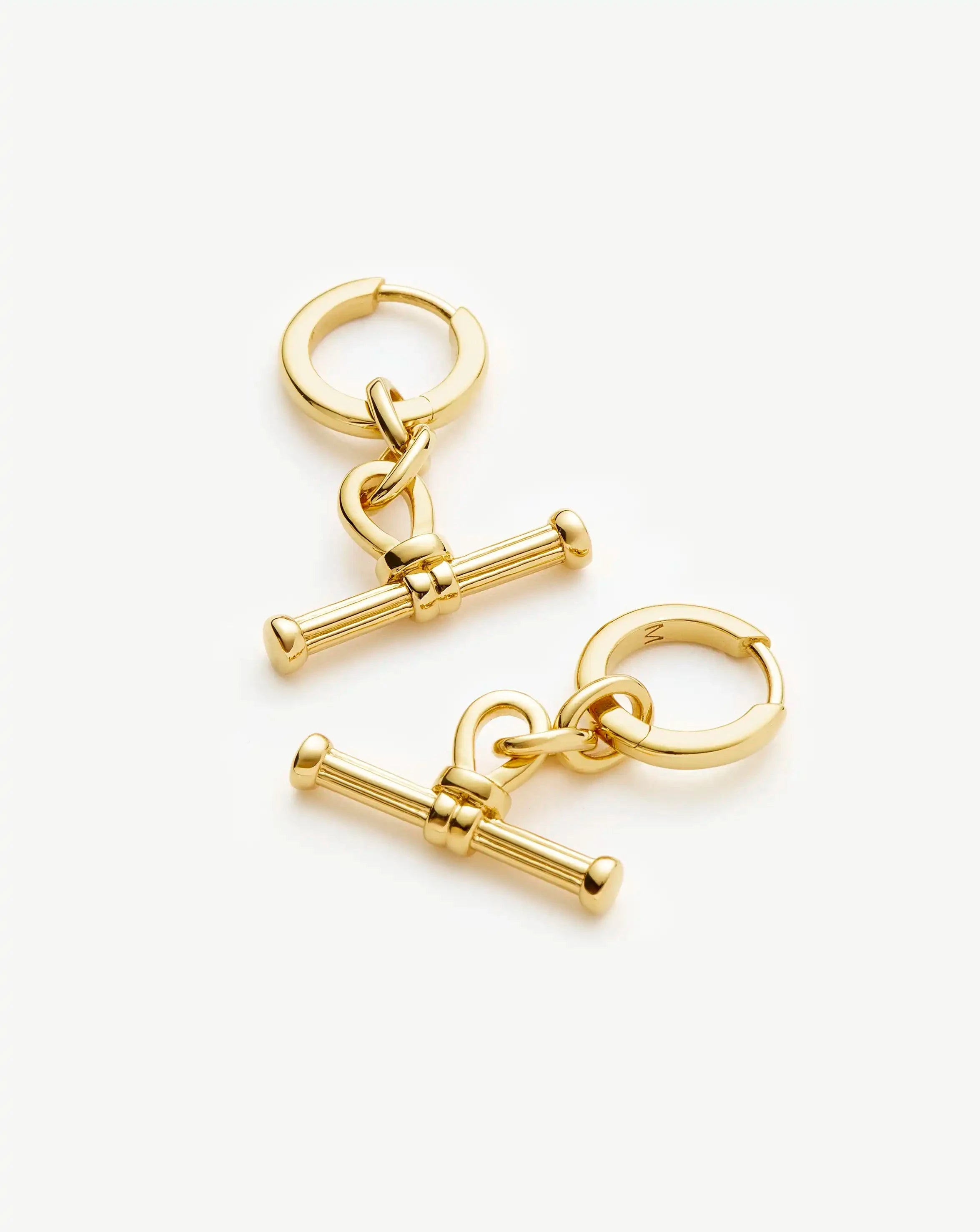 Missoma Ridge T-Bar Charm Hoop korvakorut kulta riipus