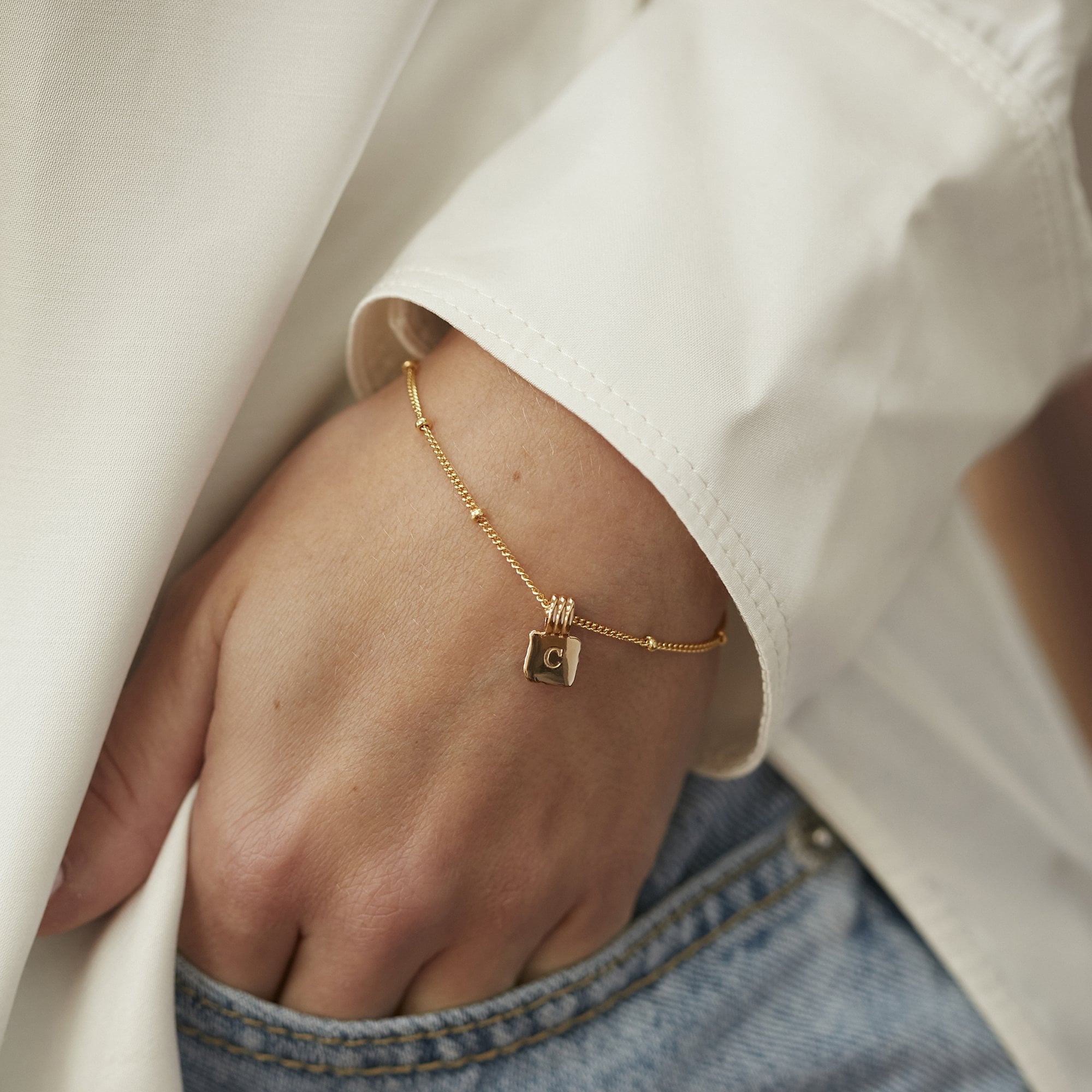 Muru Jewellery Initial Square Charm rannekoru kulta