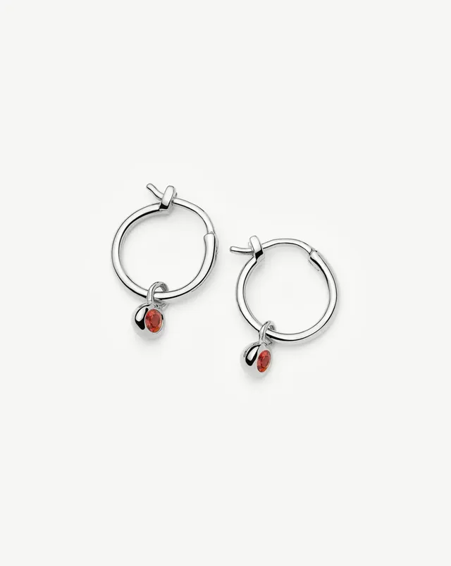 Missoma January Birthstone Mini Charm rengaskorvakorut hopeoitu granaatti