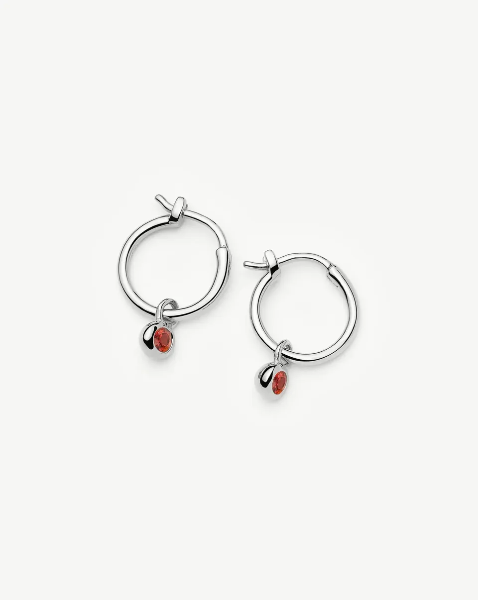 Missoma January Birthstone Mini Charm rengaskorvakorut hopeoitu granaatti