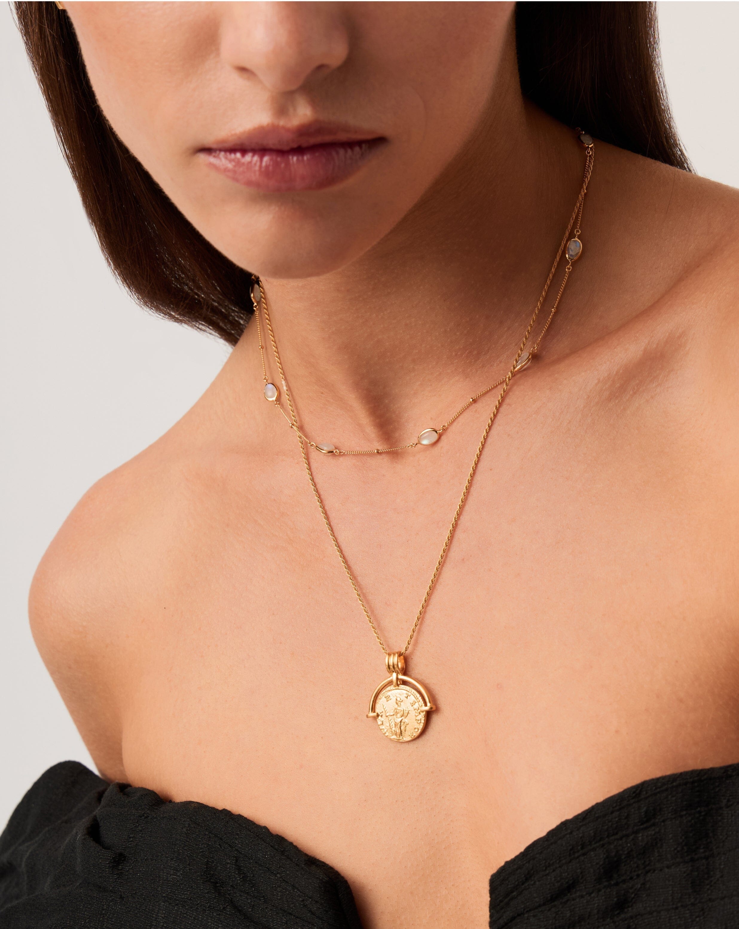 Missoma Magma Charm choker kuukivi kultavermeil