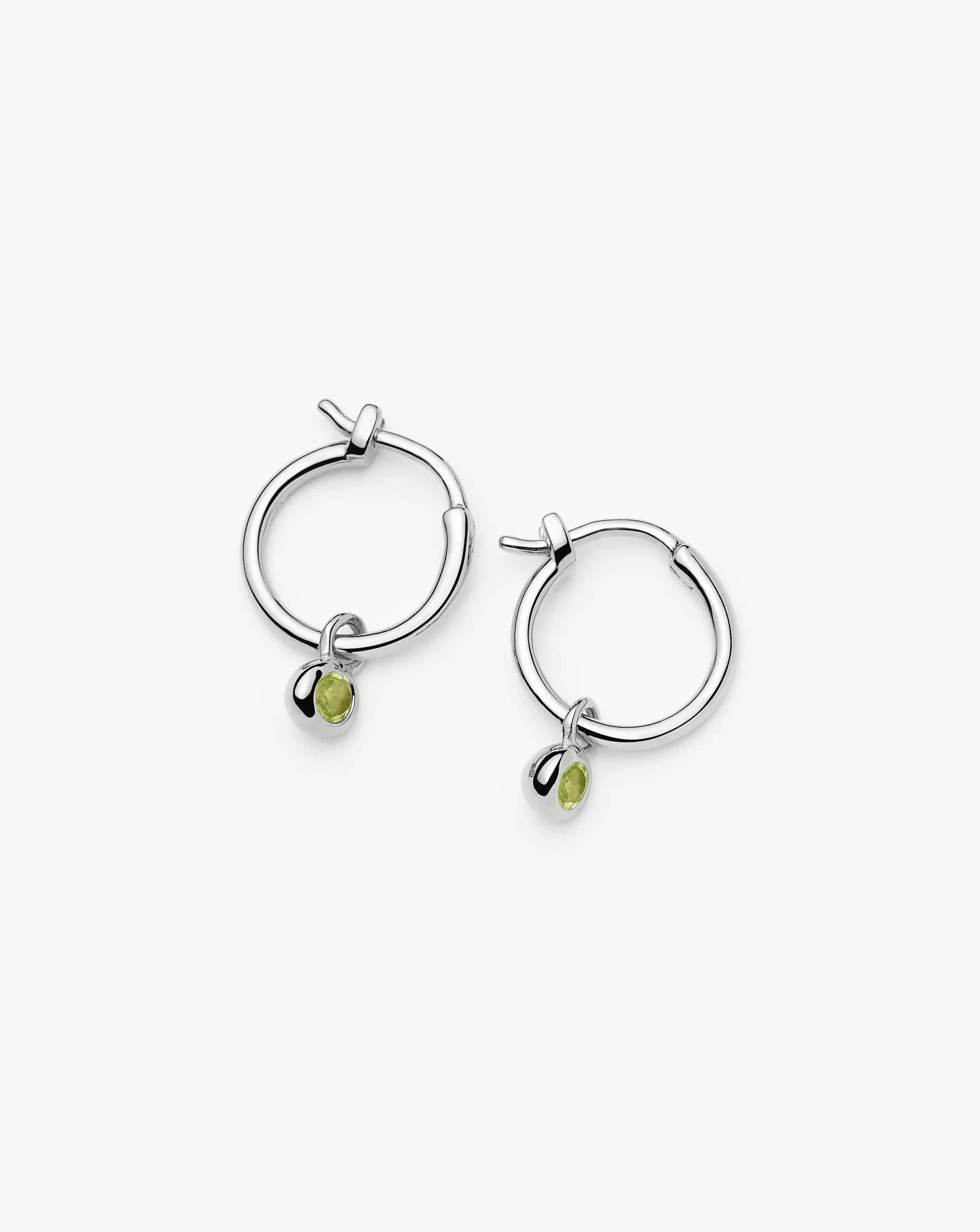 Missoma August Birthstone rengaskorvakorut hopeoitu peridootti
