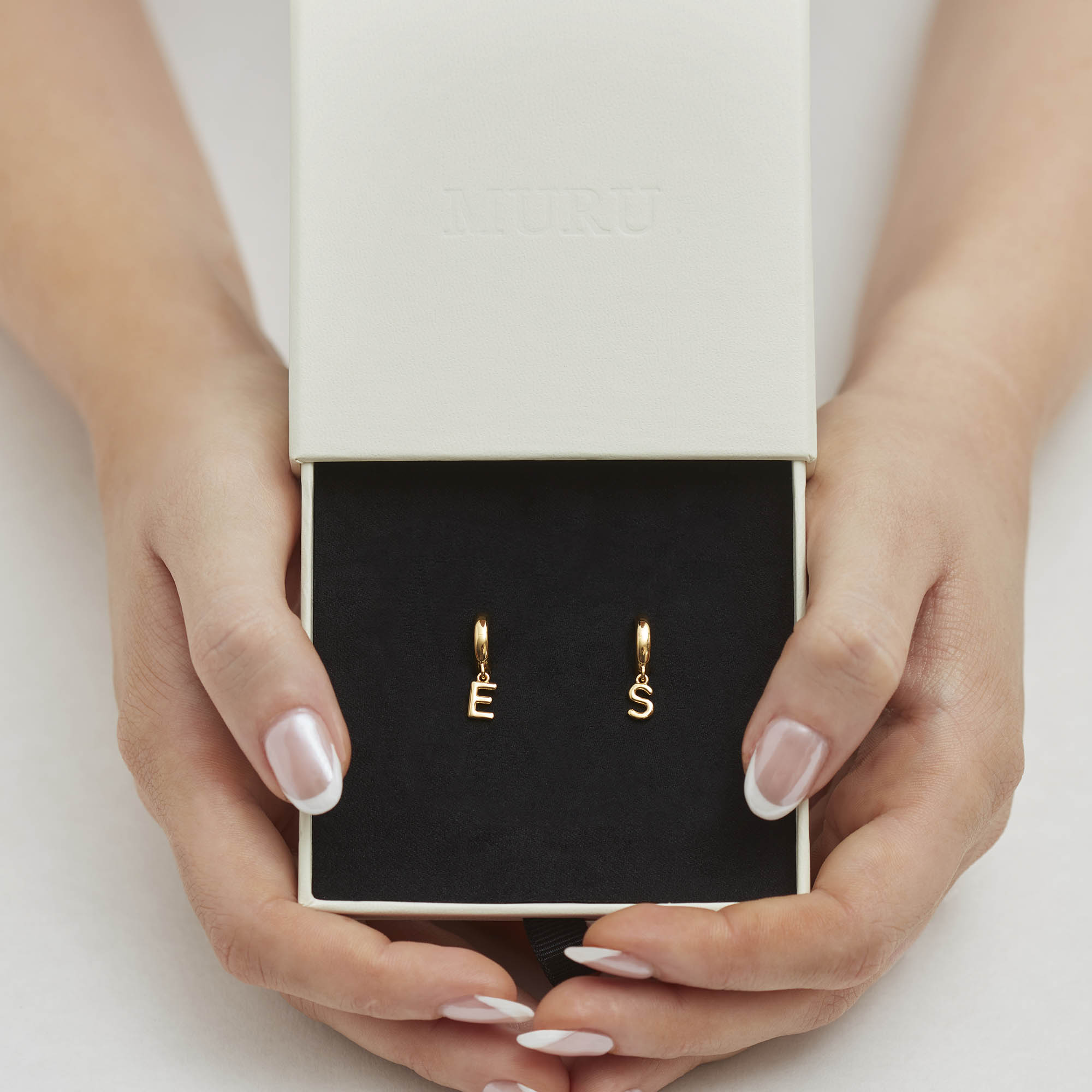 Muru Love Letter Hoops korvakorut kulta kirjain
