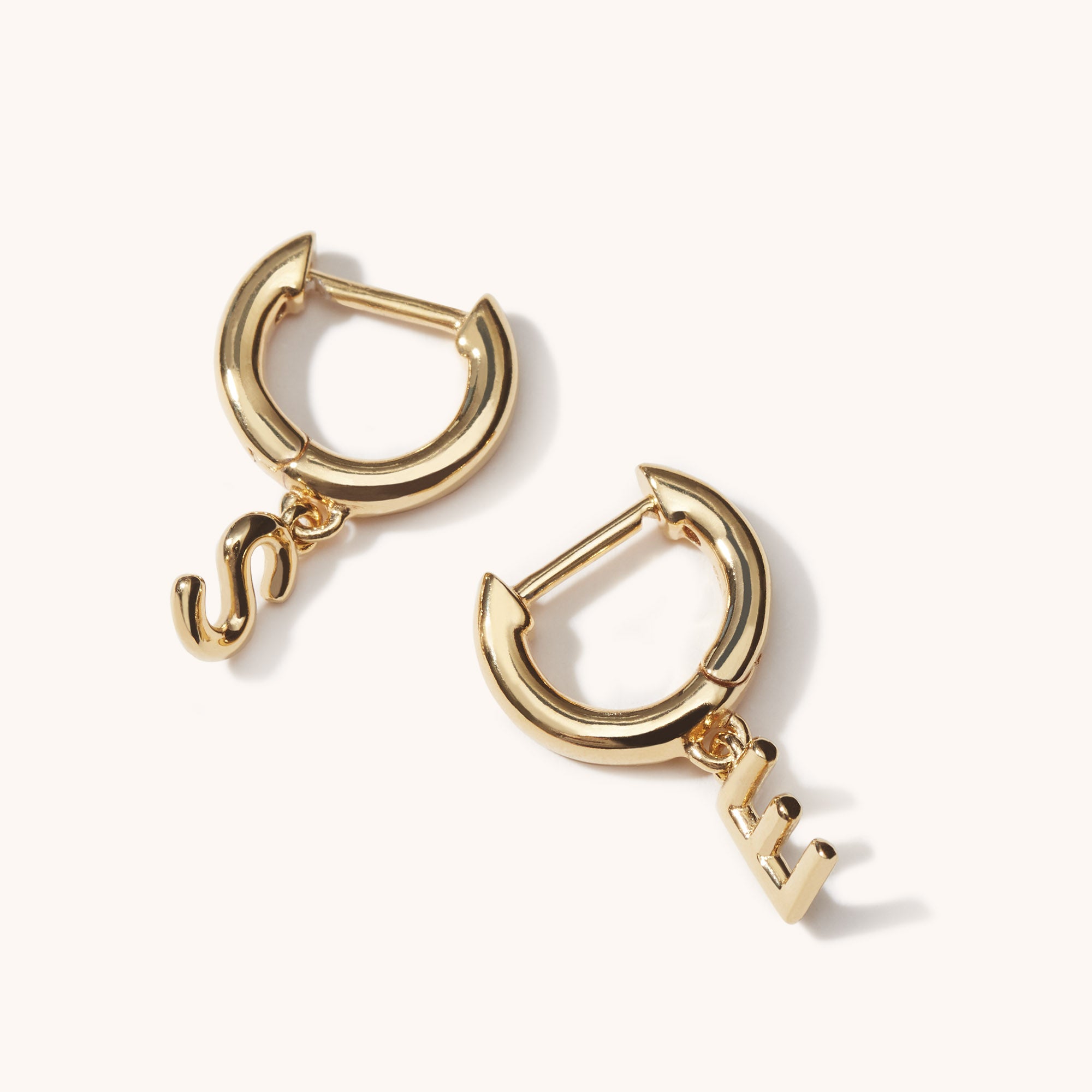 Muru Love Letter Hoops korvakorut kulta kirjain