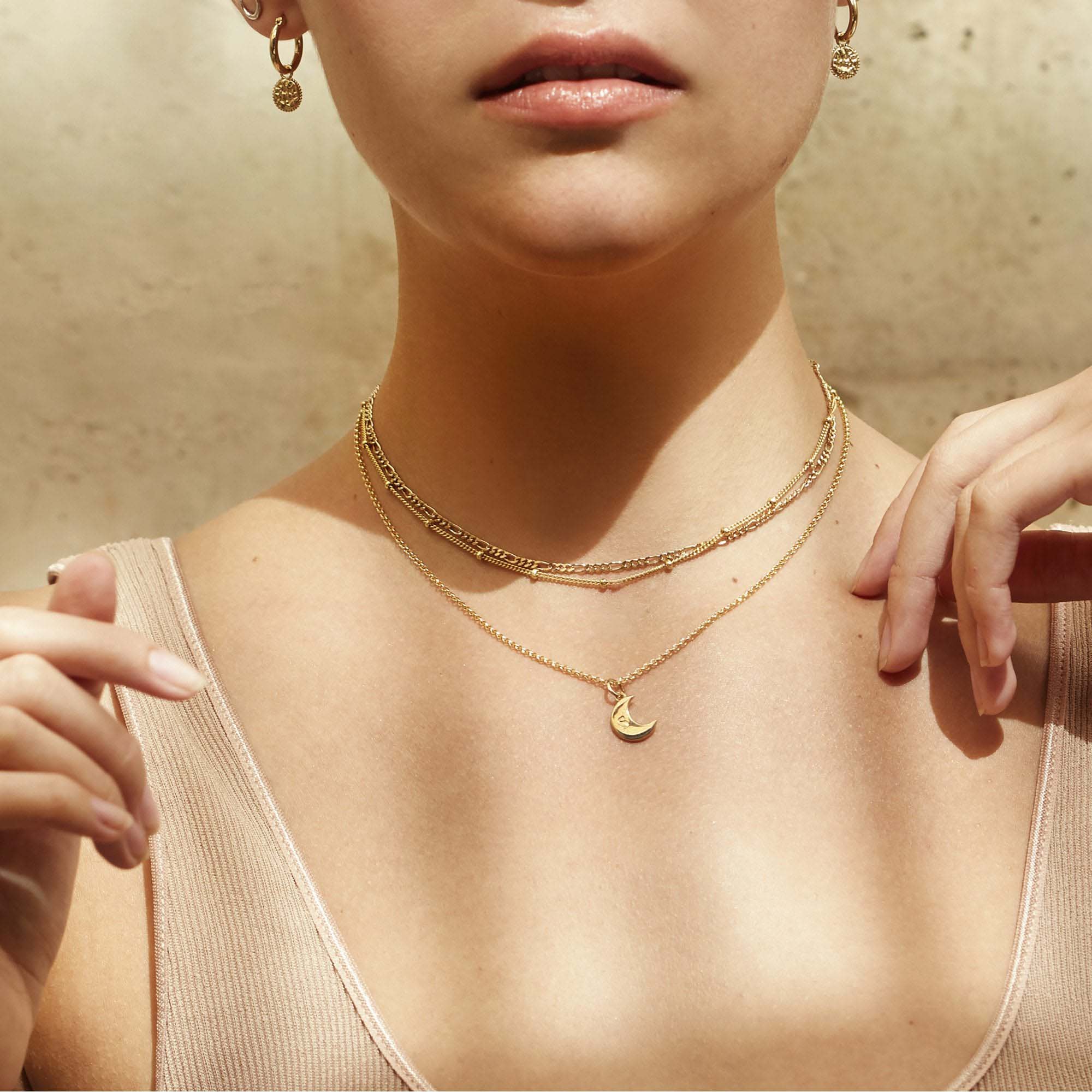Muru Jewellery Personalised Moon riipus kulta nimikirjaimella