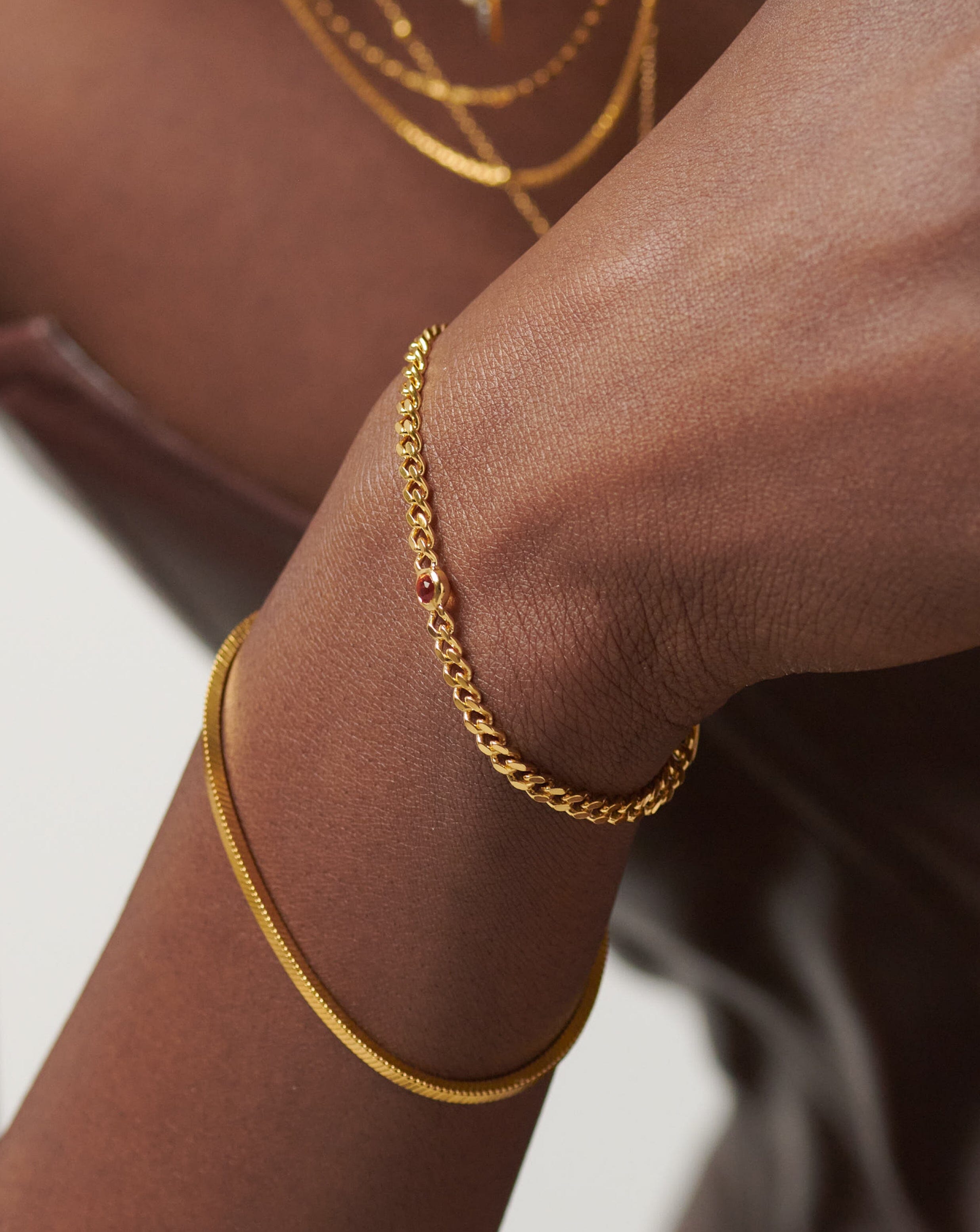 Missoma January Birthstone rannekoru kulta granaatti S/M