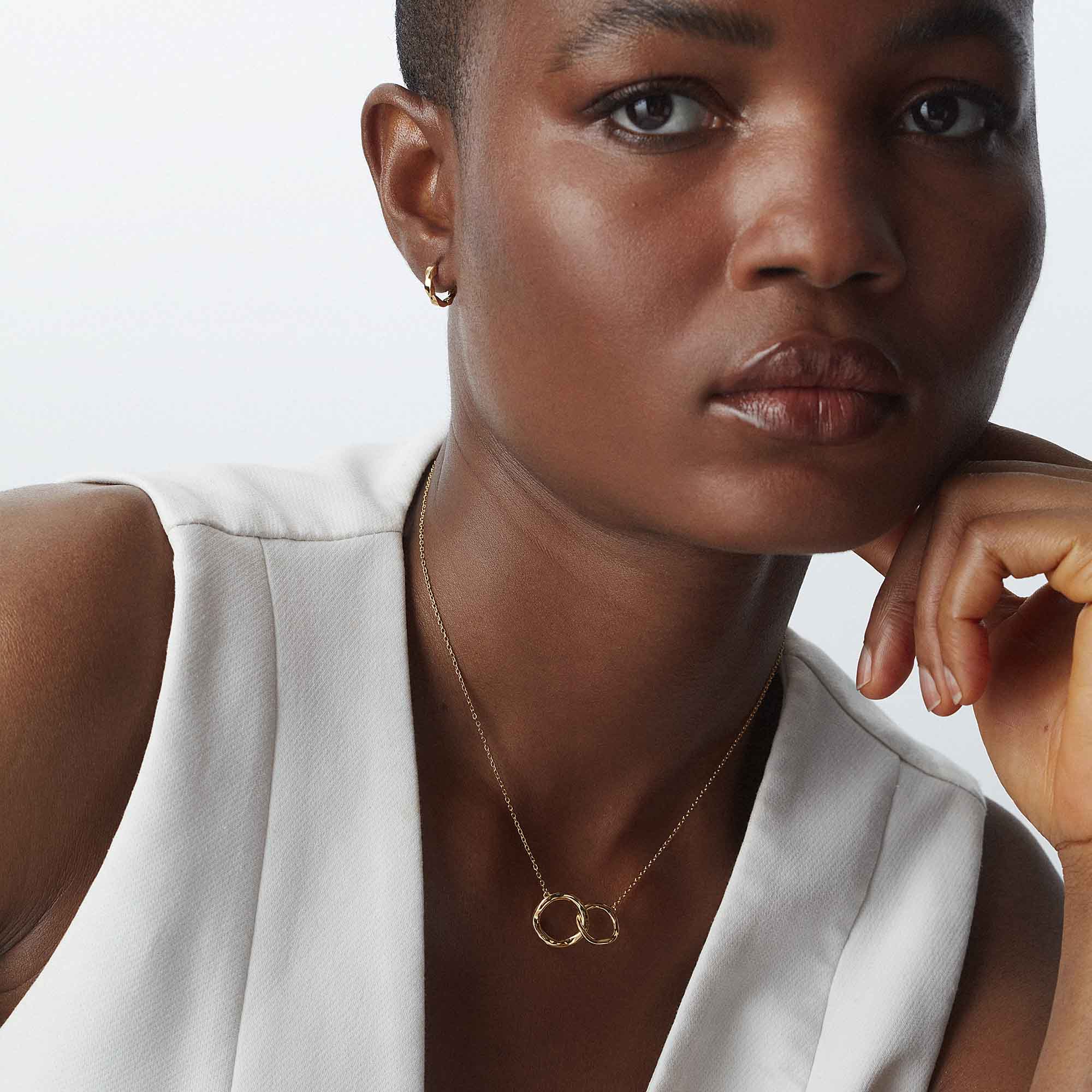 Muru Jewellery Connected kaulakoru kulta kullanvärinen