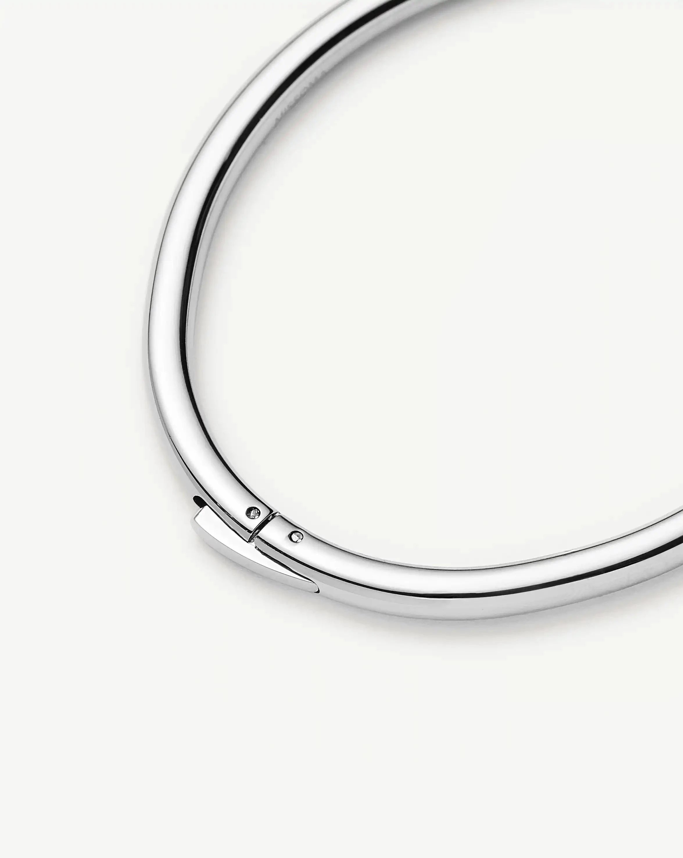 Missoma Classic Round Hinged Bangle rannekoru platina