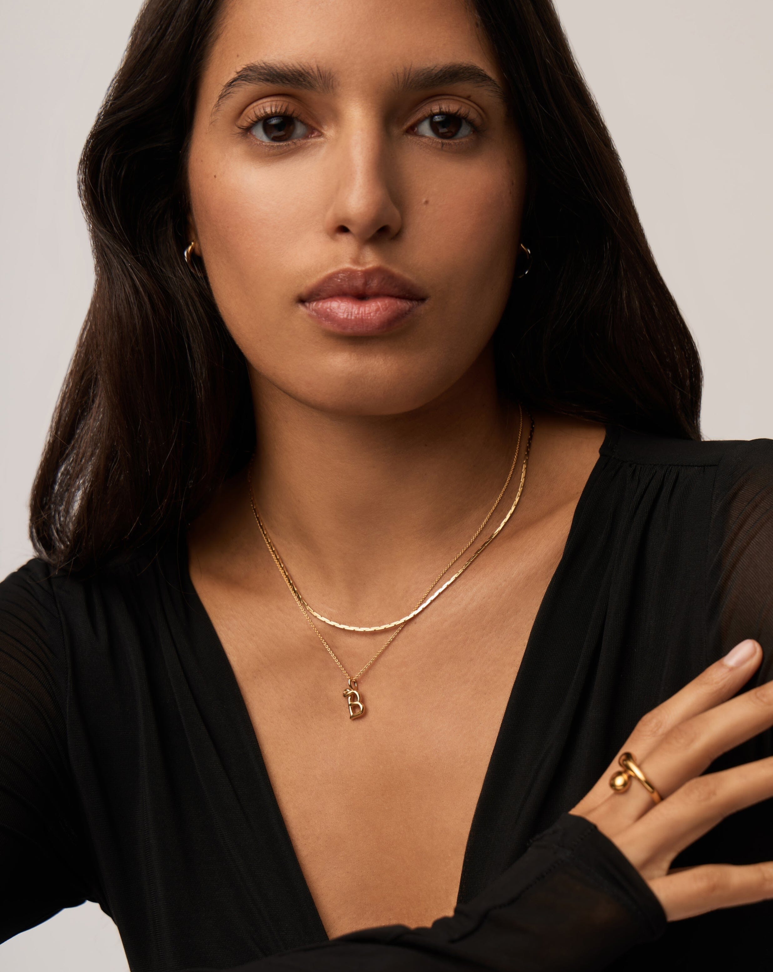 MISSOMA Curly Molten Mini Initial kaulakoru B gold vermeil